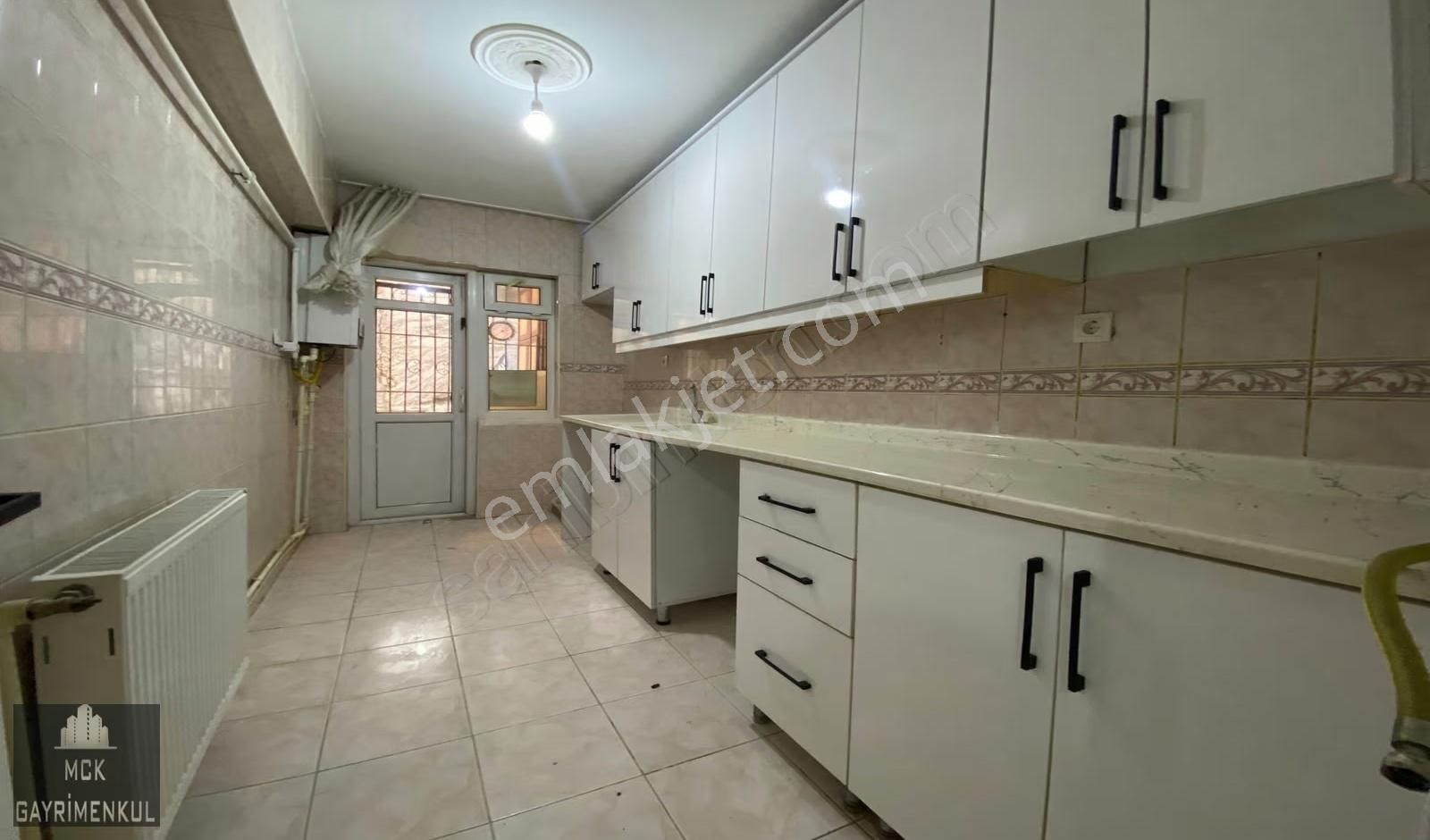 Yunus Emre Caddesi Yakını Yapılı Balkonlu 3+1 Bahçe Kat - Görsel 3