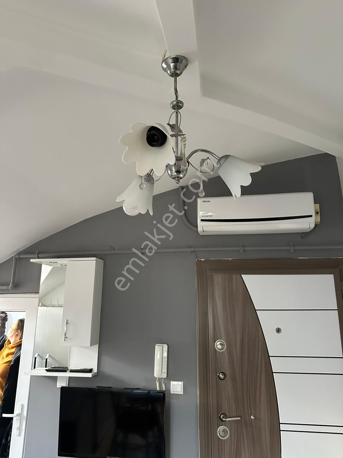 Zeytinköyde Yerden Isıtma Depozitosuz Klimalı 1+1 Kiralık Eşyalı Çatı Katı Apart