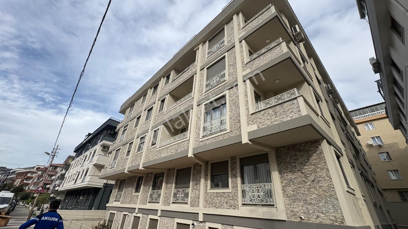 _ala_çınar'da Sıfır Teraslı 1+1 Geniş Daire