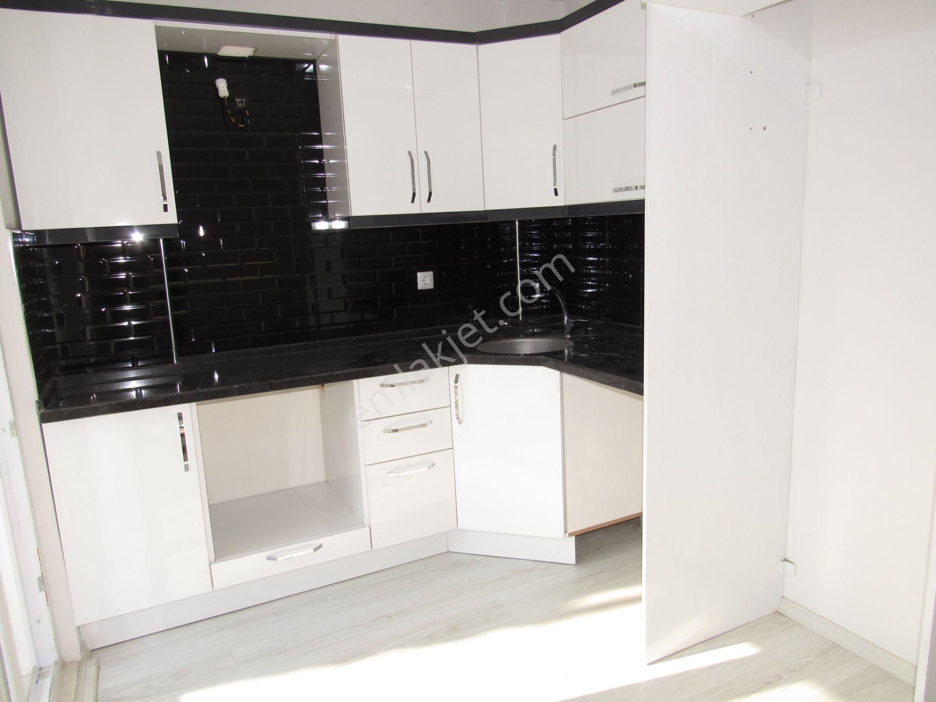 Göçmen Gayrimenkul'den Çarşı Merkezde 2+1 Satılık Arakat - Görsel 3