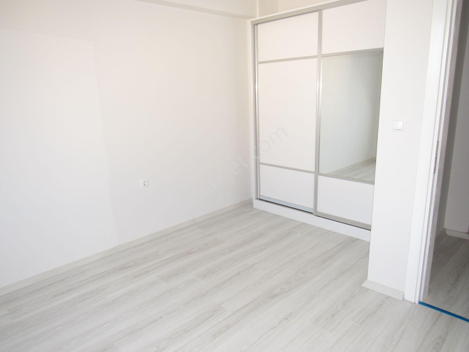 Göçmen Gayrimenkul'den Çarşı Merkezde 2+1 Satılık Arakat - Görsel 9