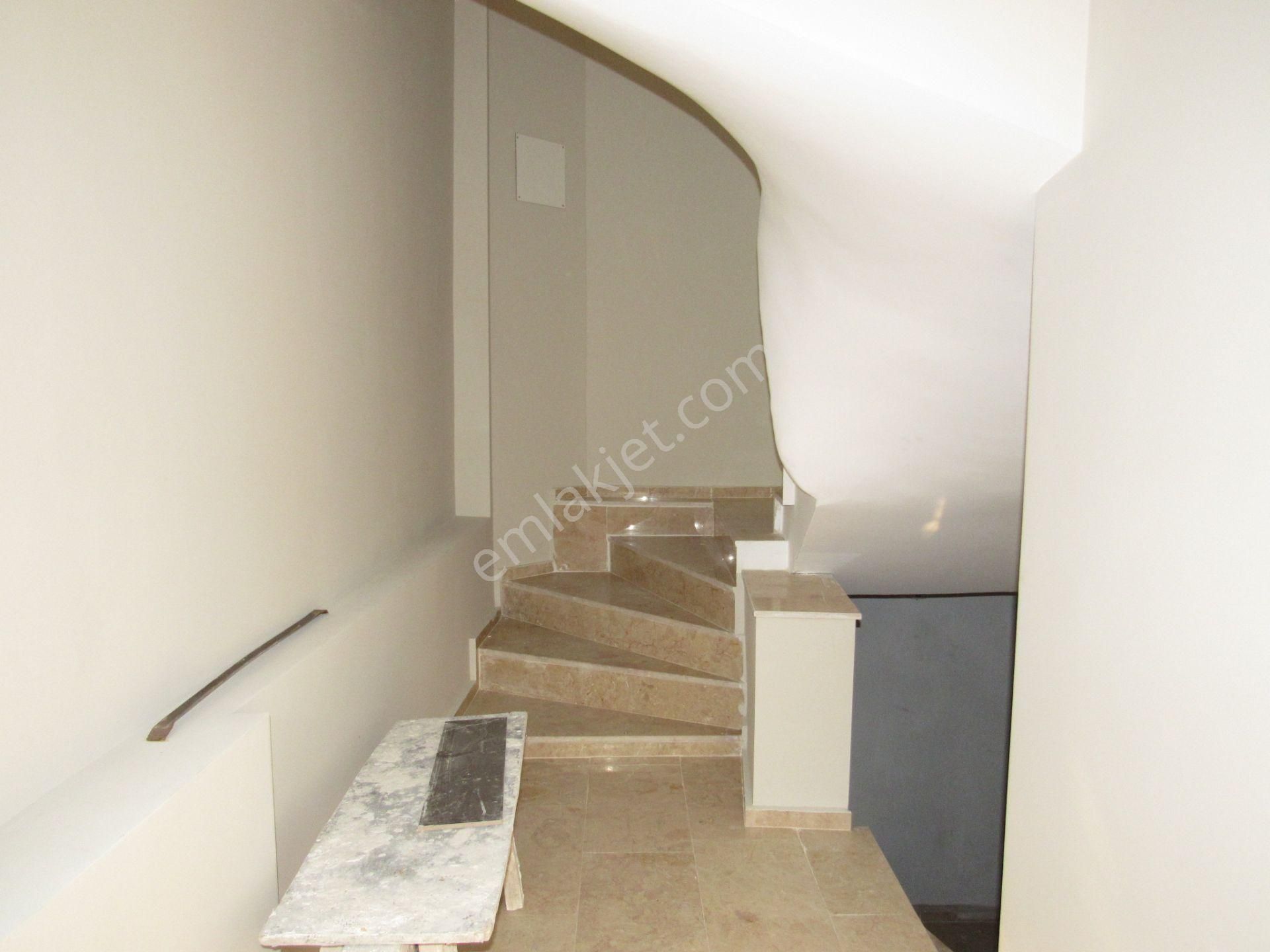 Göçmen Gayrimenkul'den Çarşı Merkezde 2+1 Satılık Arakat - Görsel 11