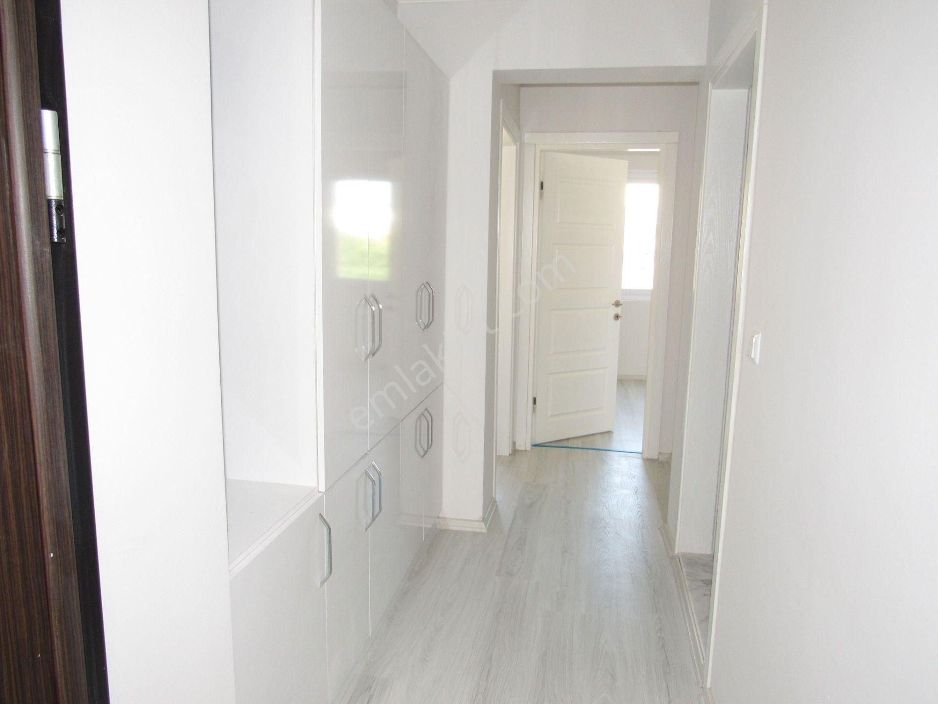 Göçmen Gayrimenkul'den Çarşı Merkezde 2+1 Satılık Arakat - Görsel 5