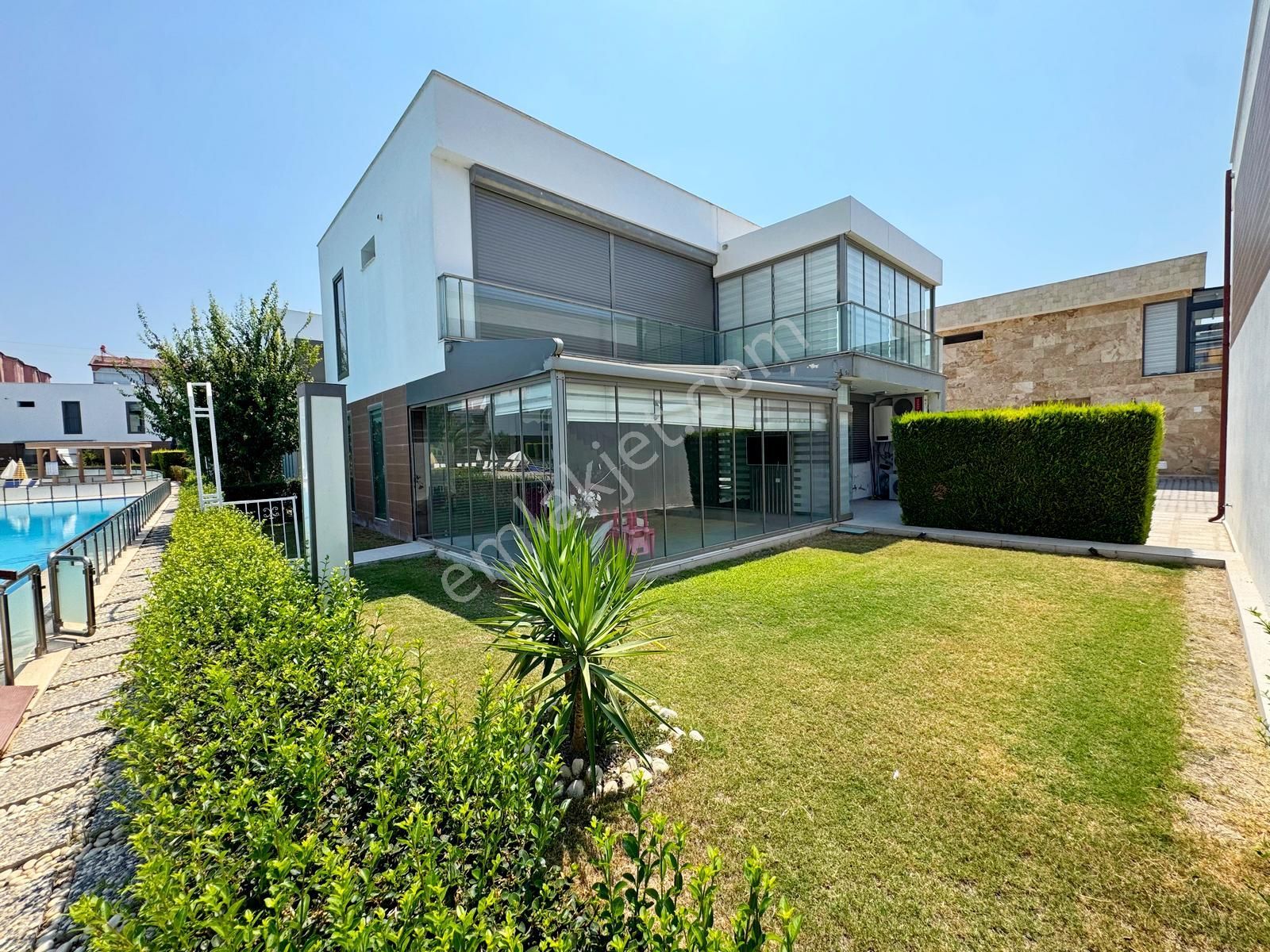 Karaova Mahallesinde Satılık Havuzlu Sitede 3+1 Müstakil Villa