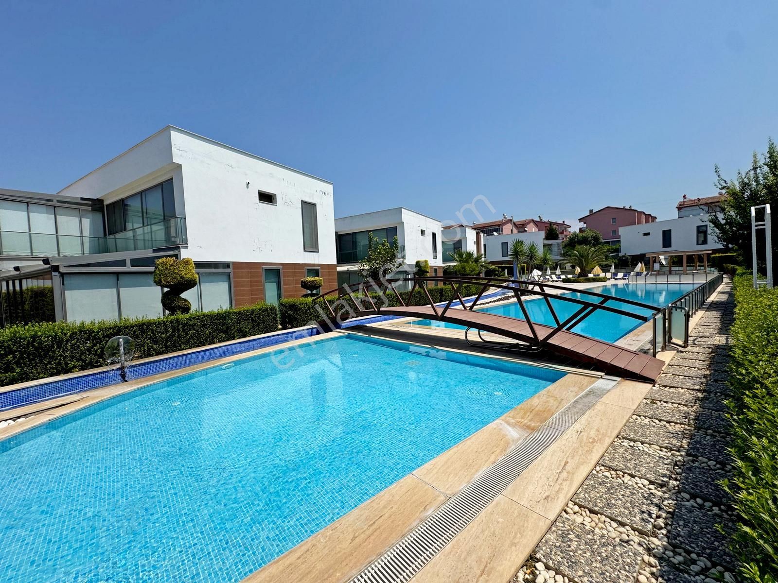 Karaova Mahallesinde Satılık Havuzlu Sitede 3+1 Müstakil Villa - Görsel 2