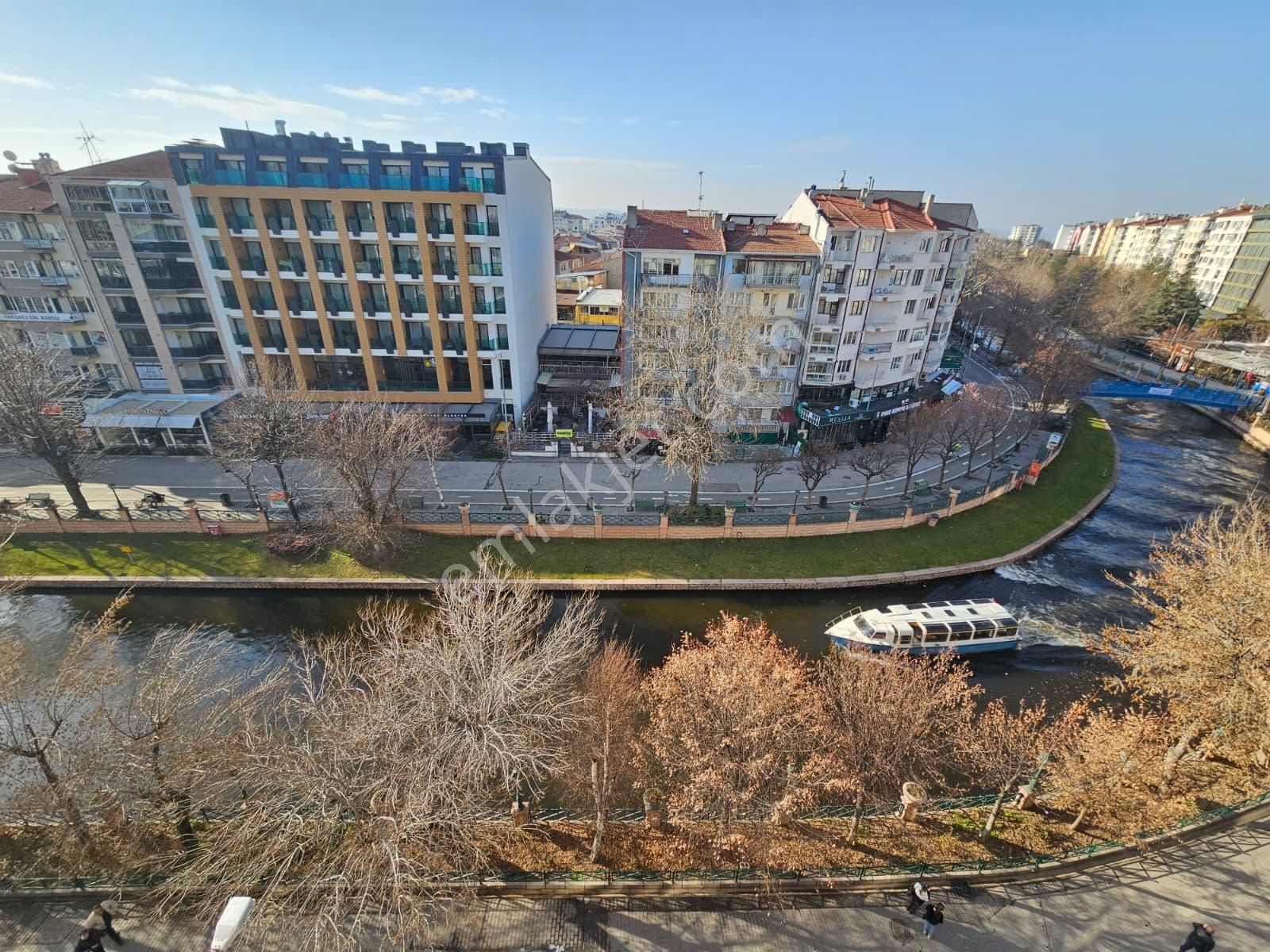 *genç Grup* Şehrin Merkezinde Porsuk Manzaralı İçi Full Yapılı - Görsel 2