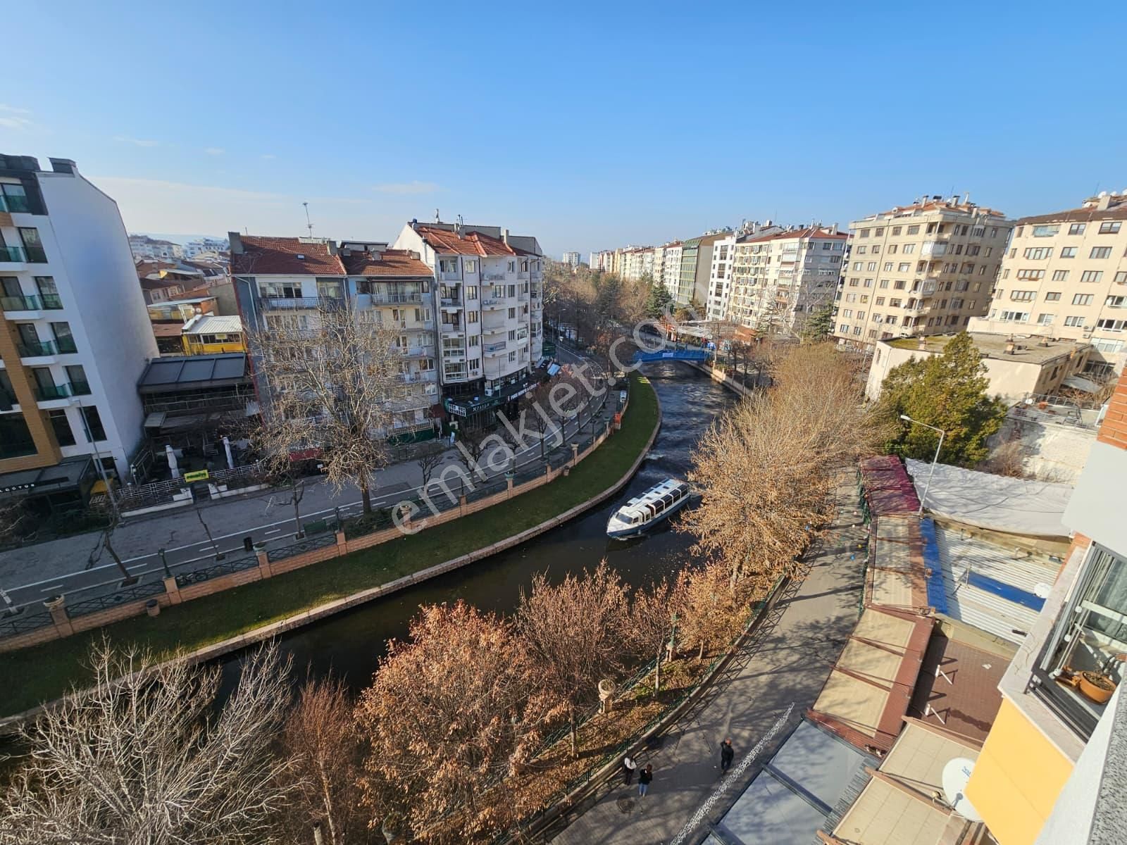 *genç Grup* Şehrin Merkezinde Porsuk Manzaralı İçi Full Yapılı