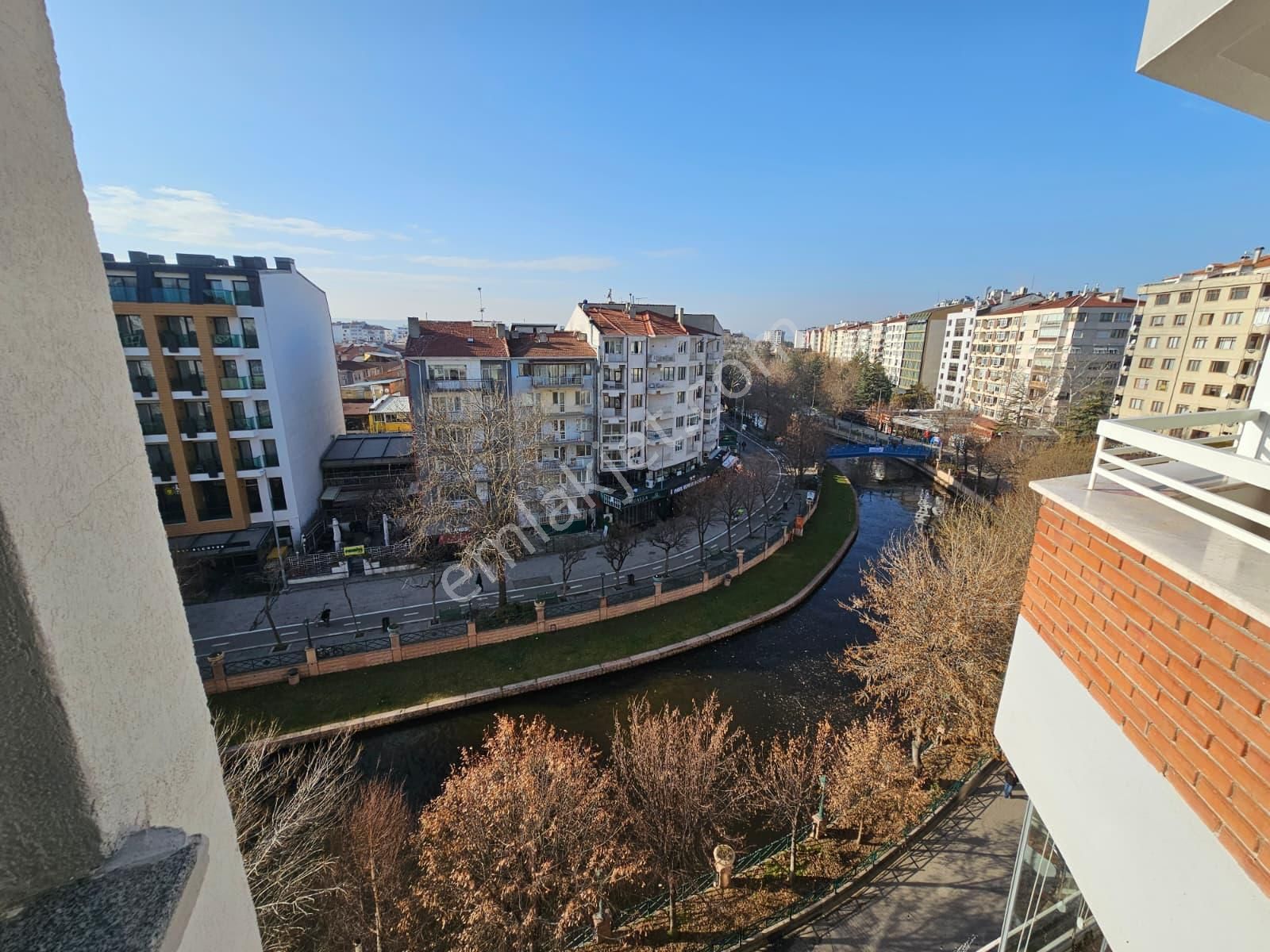 *genç Grup* Şehrin Merkezinde Porsuk Manzaralı İçi Full Yapılı - Görsel 23