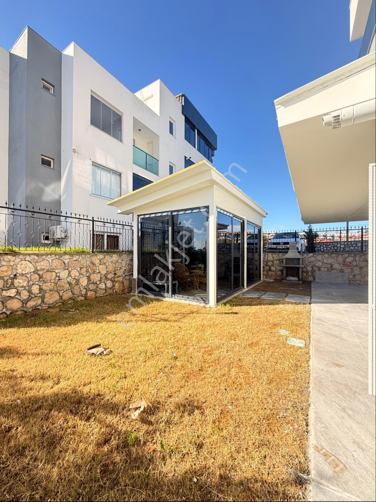 Remint’den Kabasakal’da Bahçe Katı 2+1 Açık Mutfak Çift Banyo Direk Hasarsız Satılık Daire!