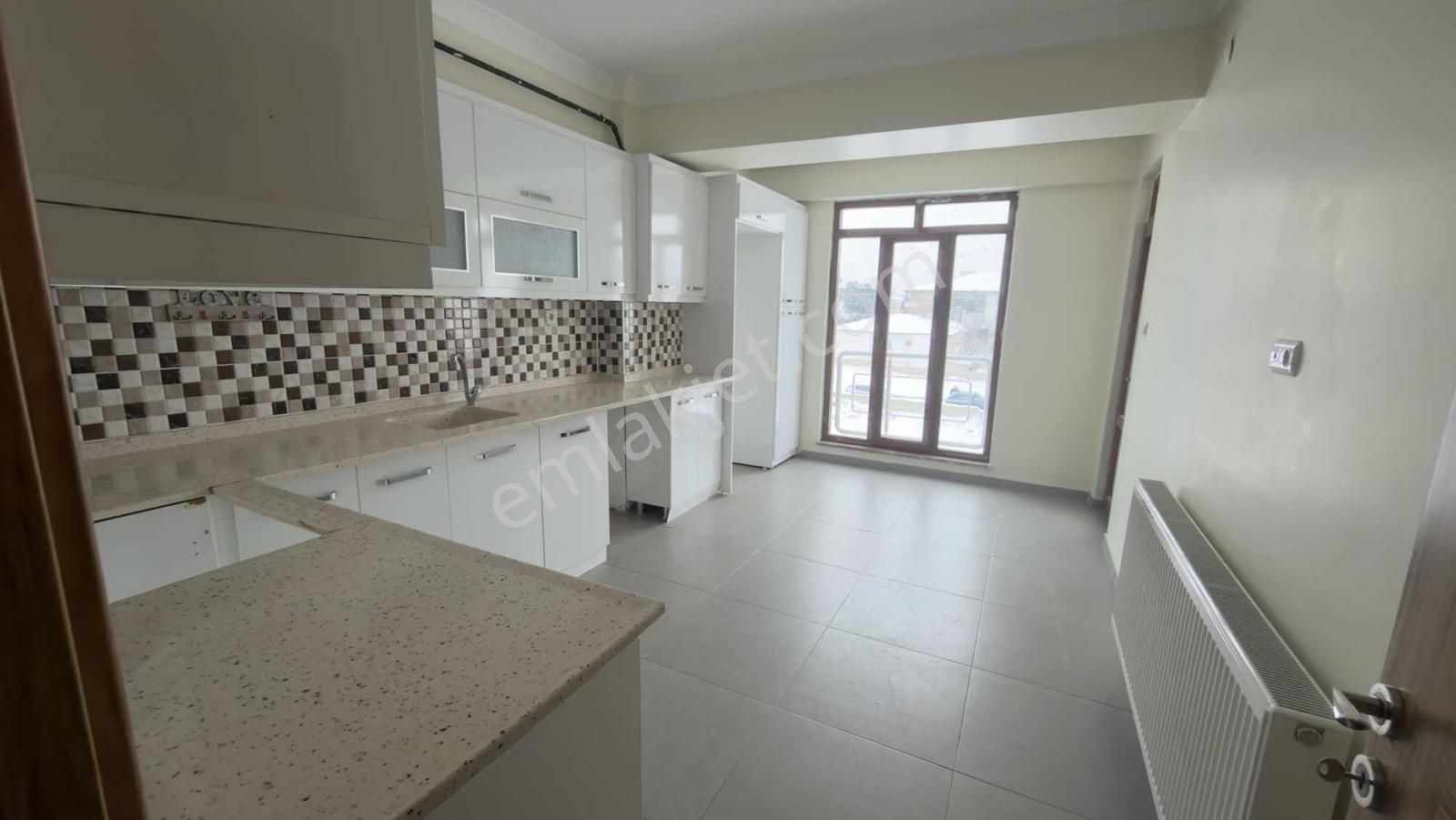 Remax Dem'de Atatürk Mh. Stadyum Yanı Kiralık Ara Kat 3+1 Daire - Görsel 3