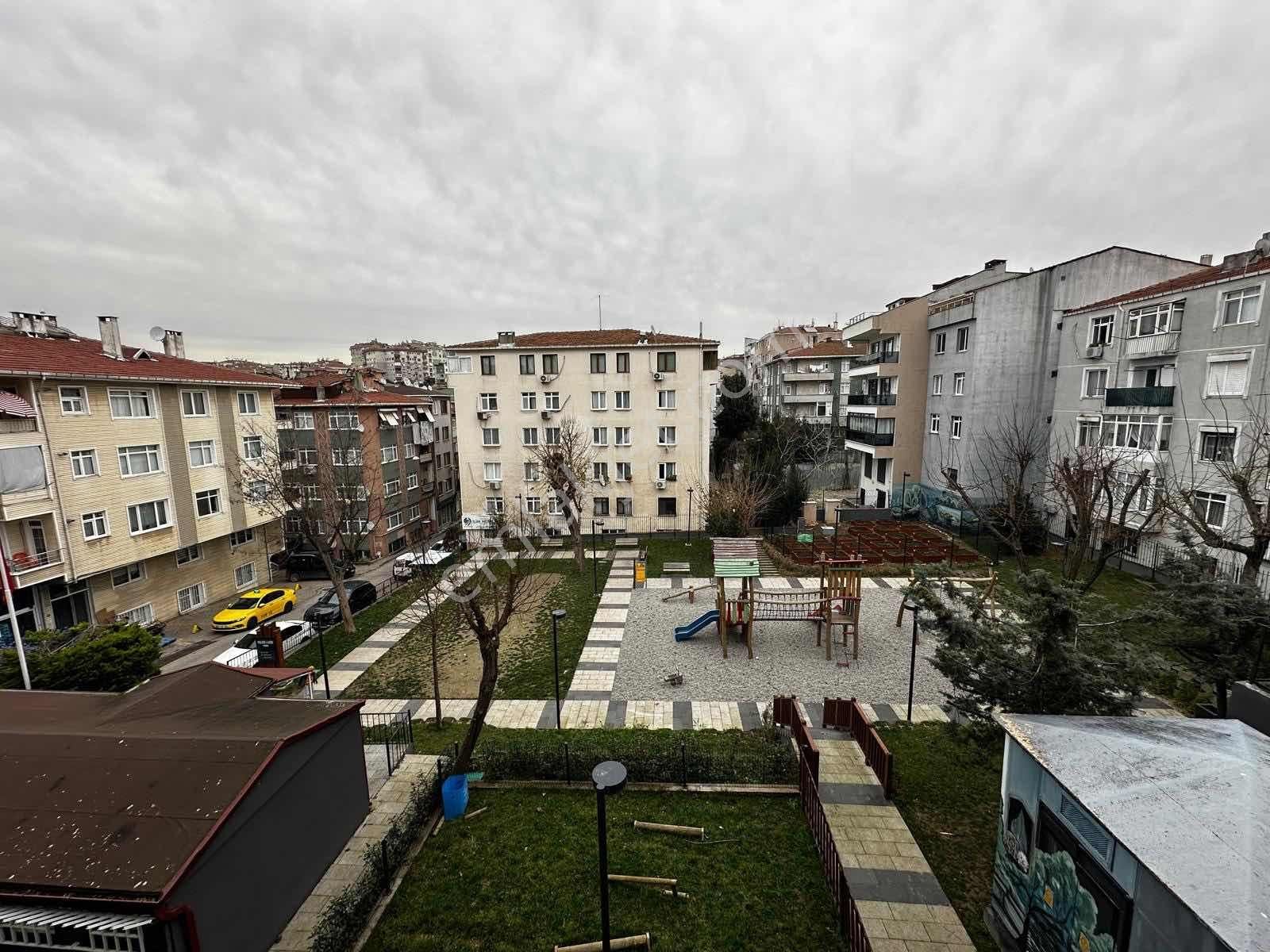 Üsküdar Valide-i Atik' Te Sıfır Binada Park Manzaralı Balkonlu