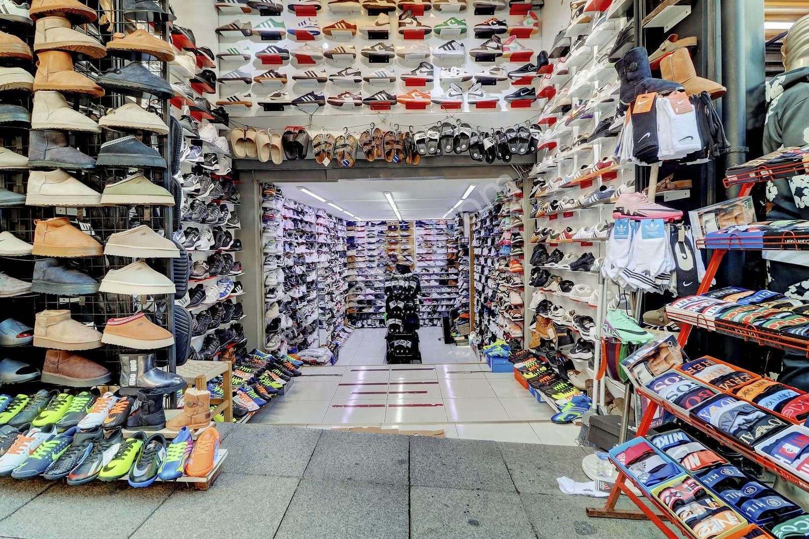 Kadıköy Çarşıda Ticaretin Merkezi Harika Konumda Satılık Dükkan