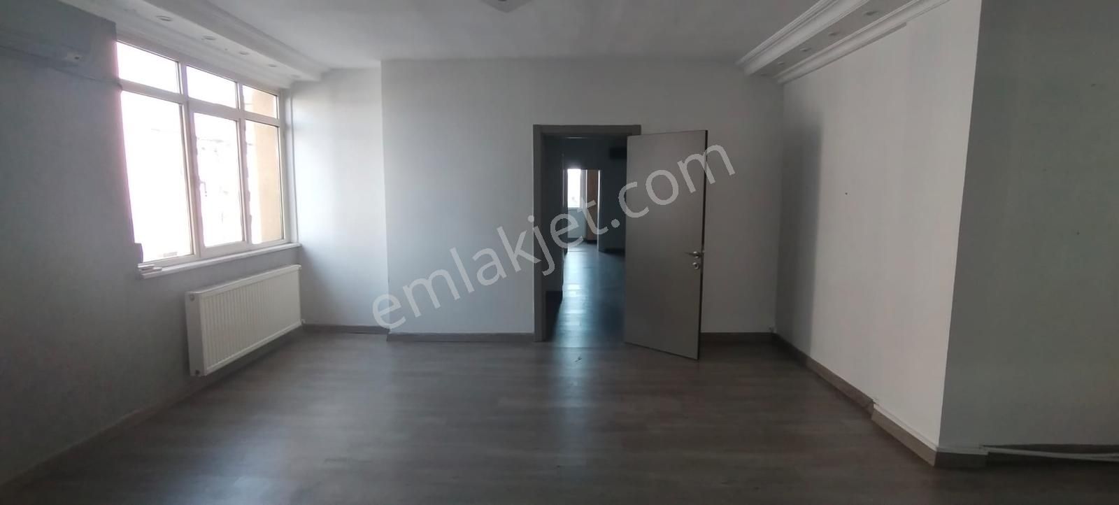 Kozyatağı Merkezde, E5 Metro Durağı Yanı, Kiralık Geniş Ofis - Görsel 2