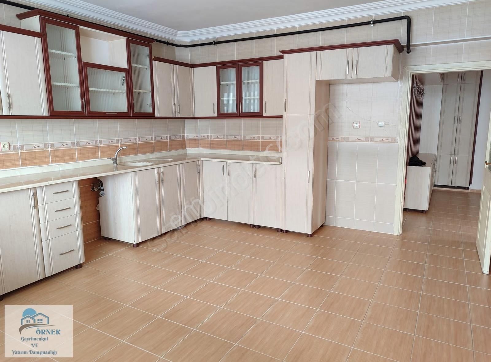 Cumhuriyet Mah. Koç İ.okulu Üstü Kiralık 4+1 Ara Kat Daire