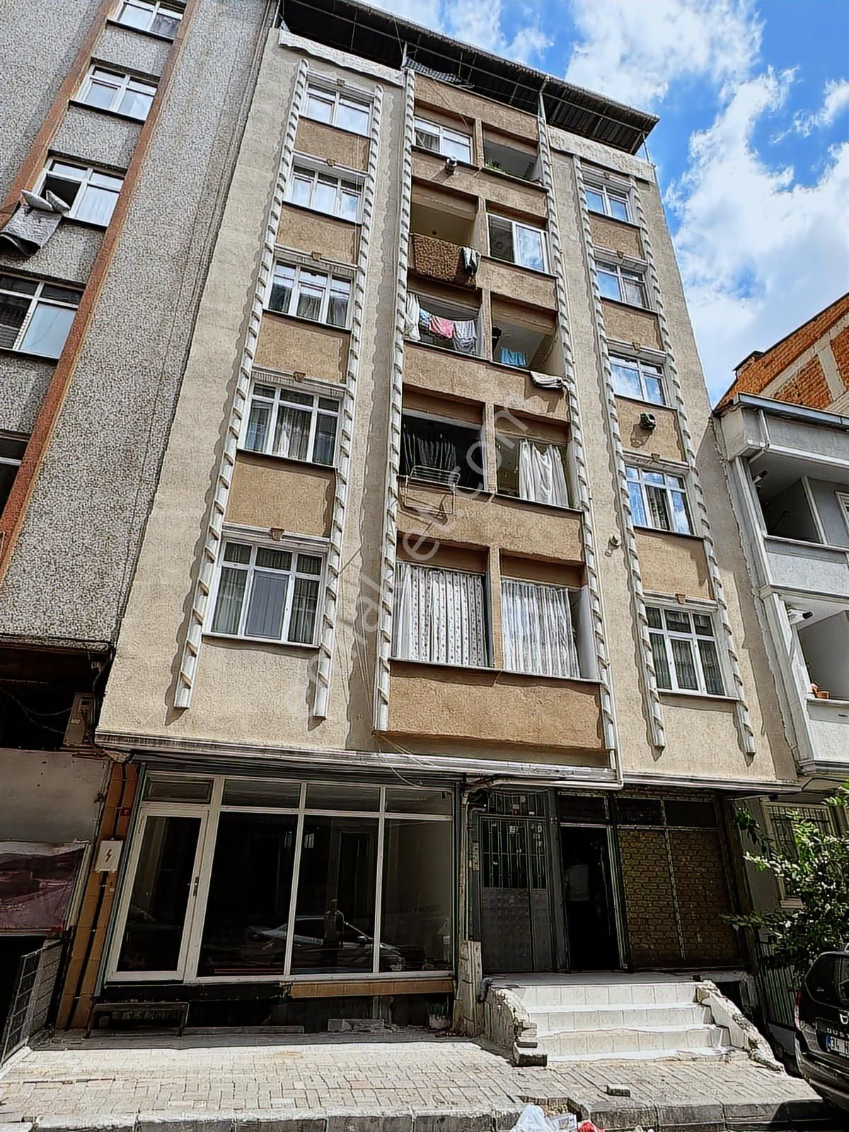 Küçükçekmecede Çam Sokakta 1+1 Satılık Daire