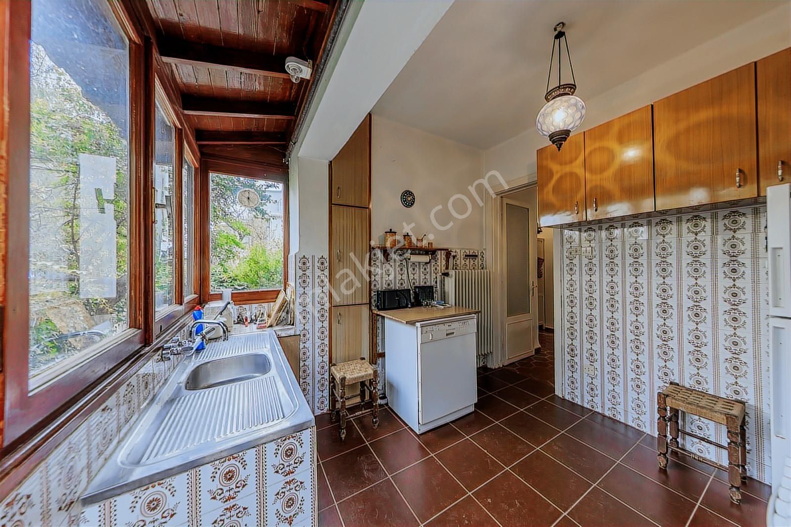 Büyükada'da Maden Mah. Bahçe İçinde İki Katlı Müstakil Villa - Görsel 15