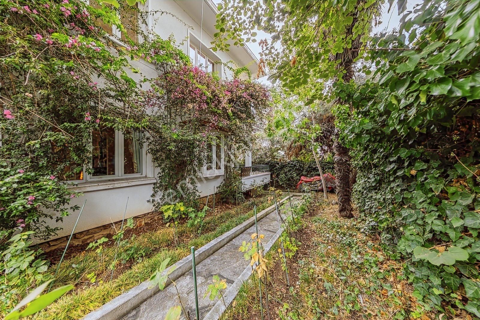 Büyükada'da Maden Mah. Bahçe İçinde İki Katlı Müstakil Villa - Görsel 8