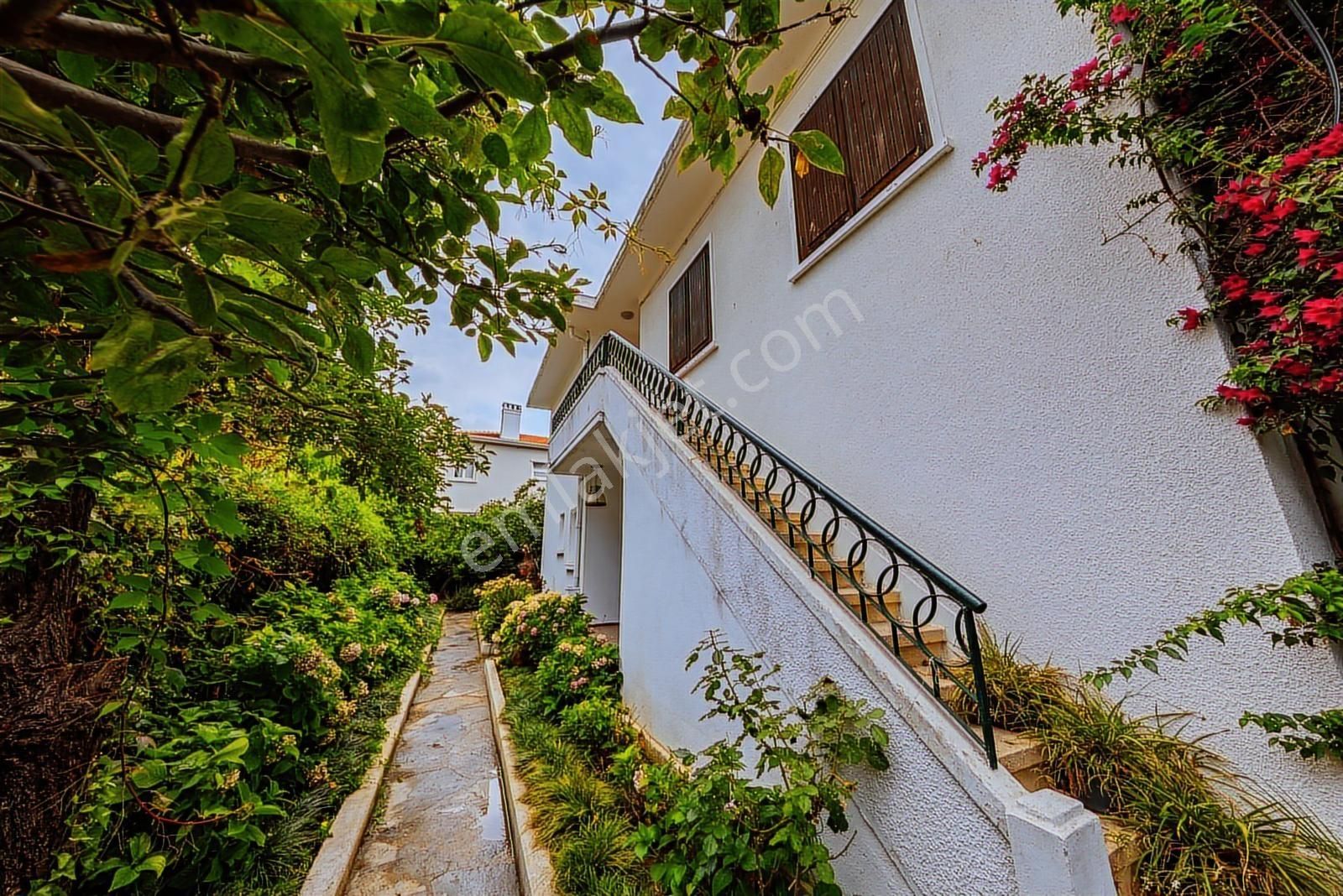 Büyükada'da Maden Mah. Bahçe İçinde İki Katlı Müstakil Villa - Görsel 23