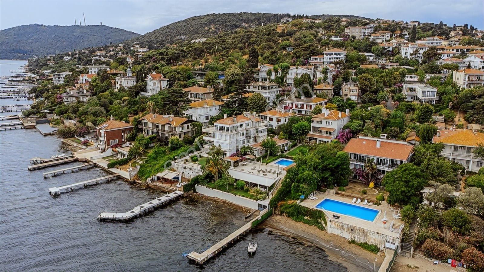 Büyükada'da Maden Mah. Bahçe İçinde İki Katlı Müstakil Villa
