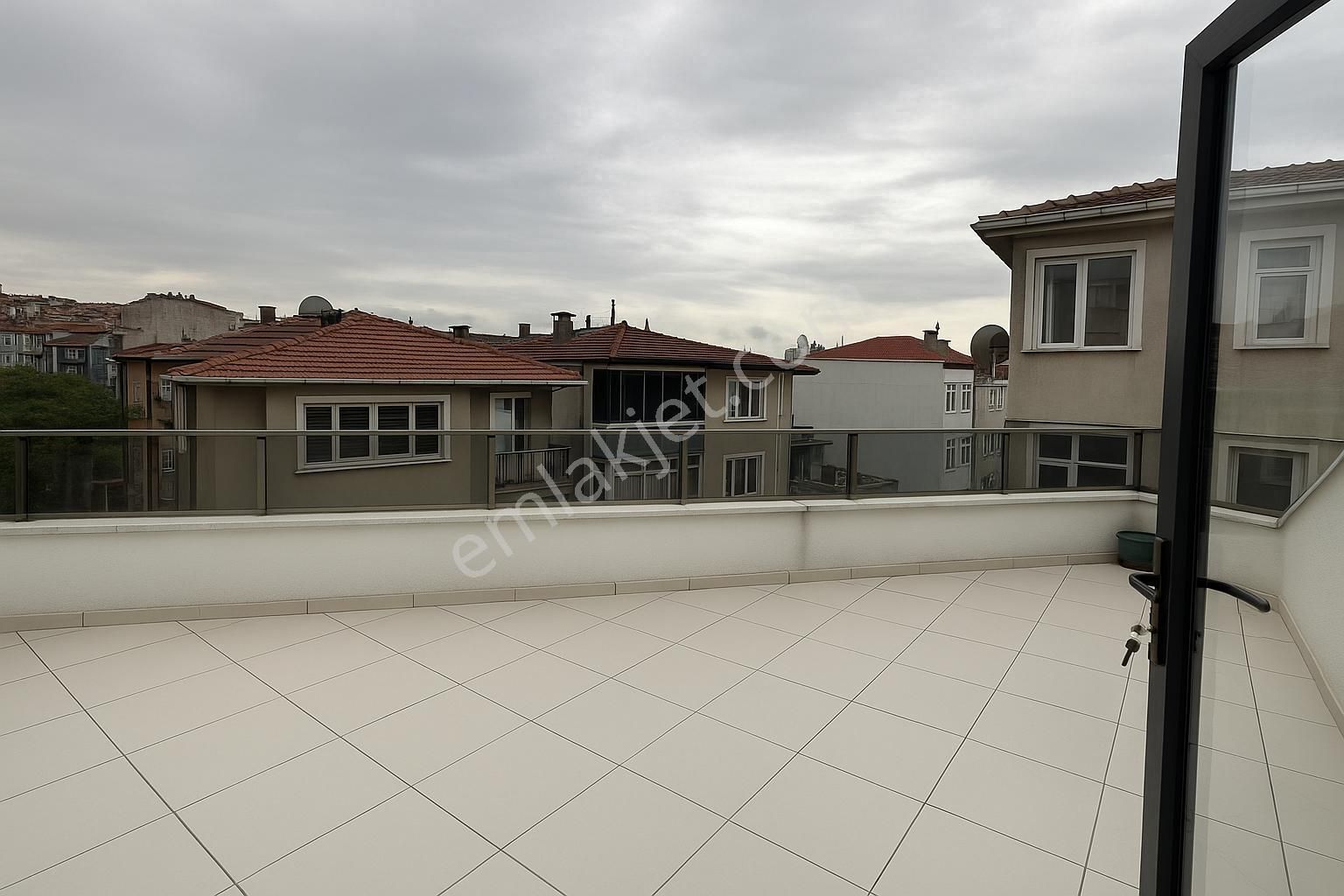 Üsküdar Validei Atik' Te Genç Binada Teraslı 4+1 Merkezi Konumda - Görsel 5