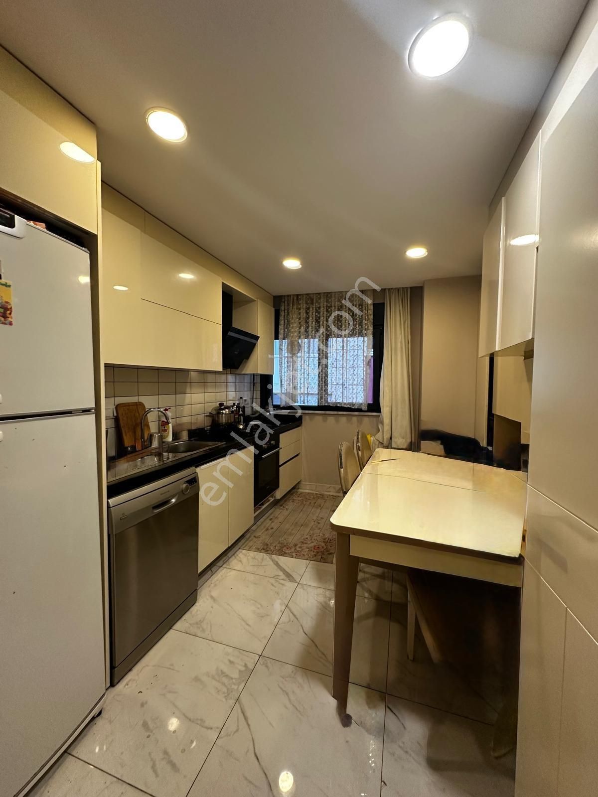 Üsküdar Validei Atik' Te Genç Binada Teraslı 4+1 Merkezi Konumda - Görsel 3