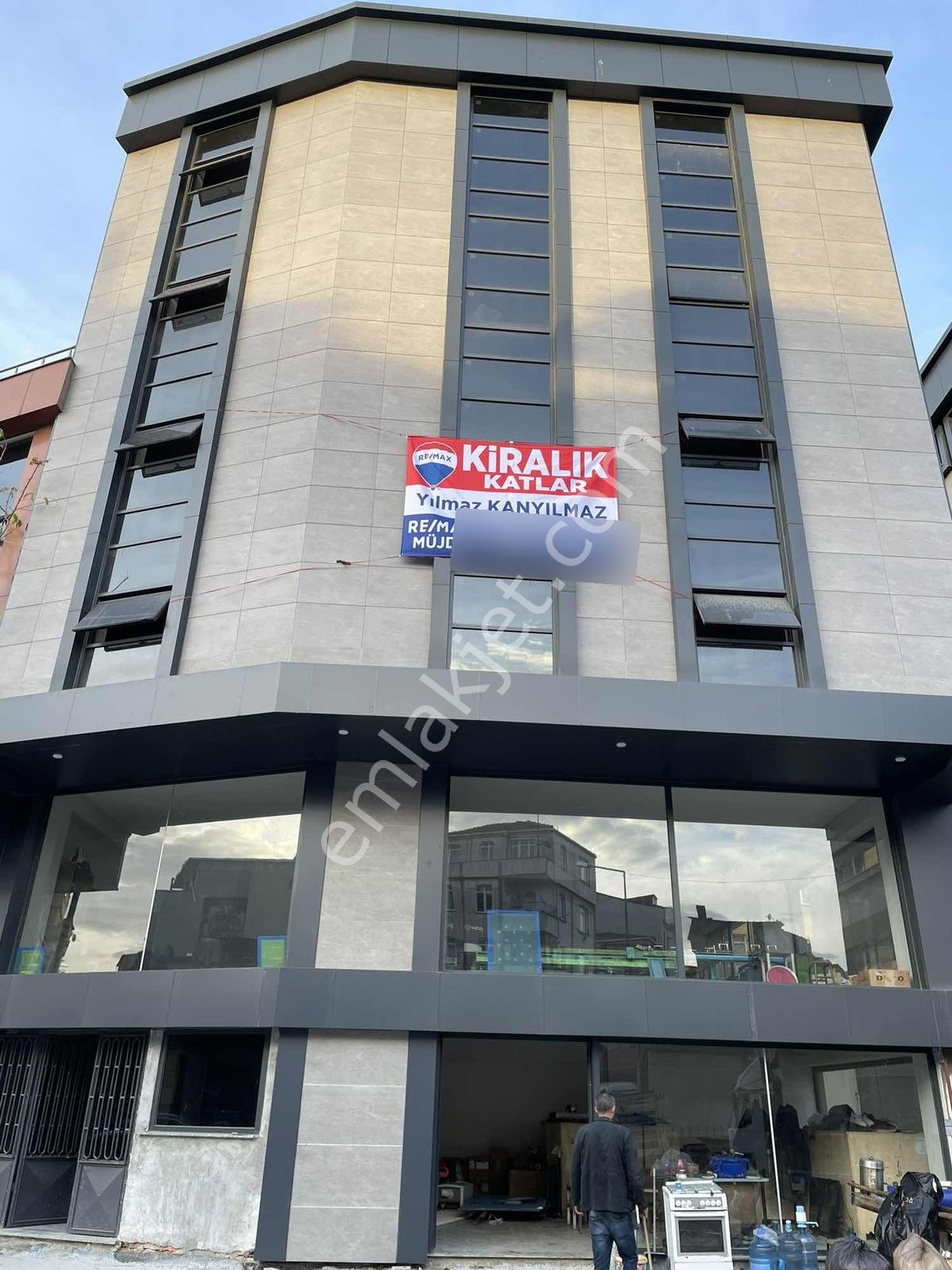 Ana Cadde Üstü Sıfır, Otoparklı Kiralık Katlar