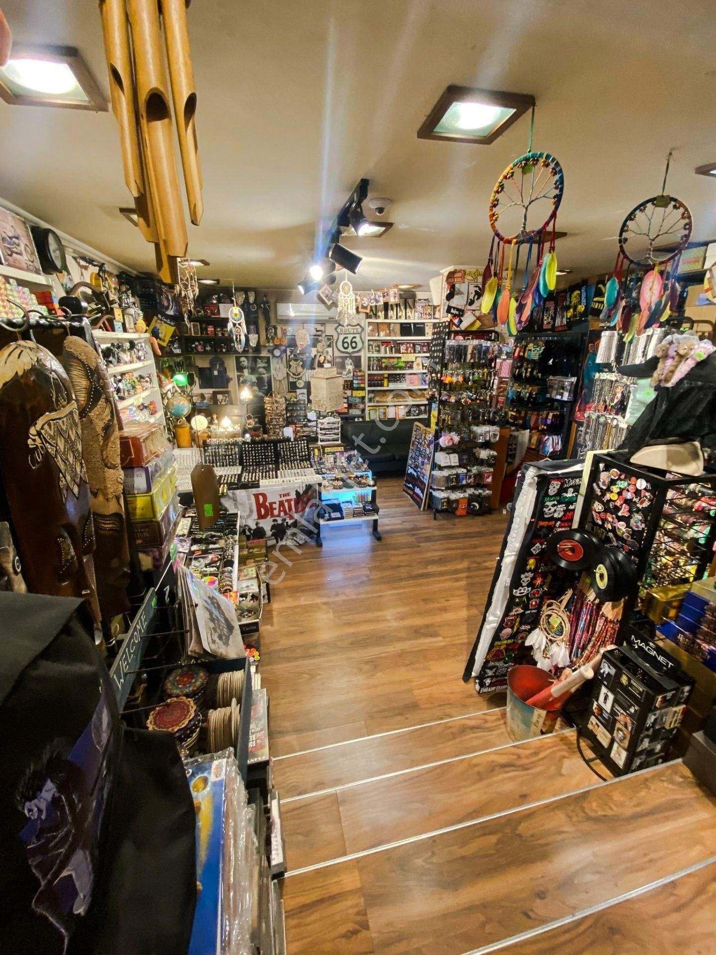 Trabzon Meydanda Devren Kiralik Hediyelik Eşya Dükkanı - Görsel 4