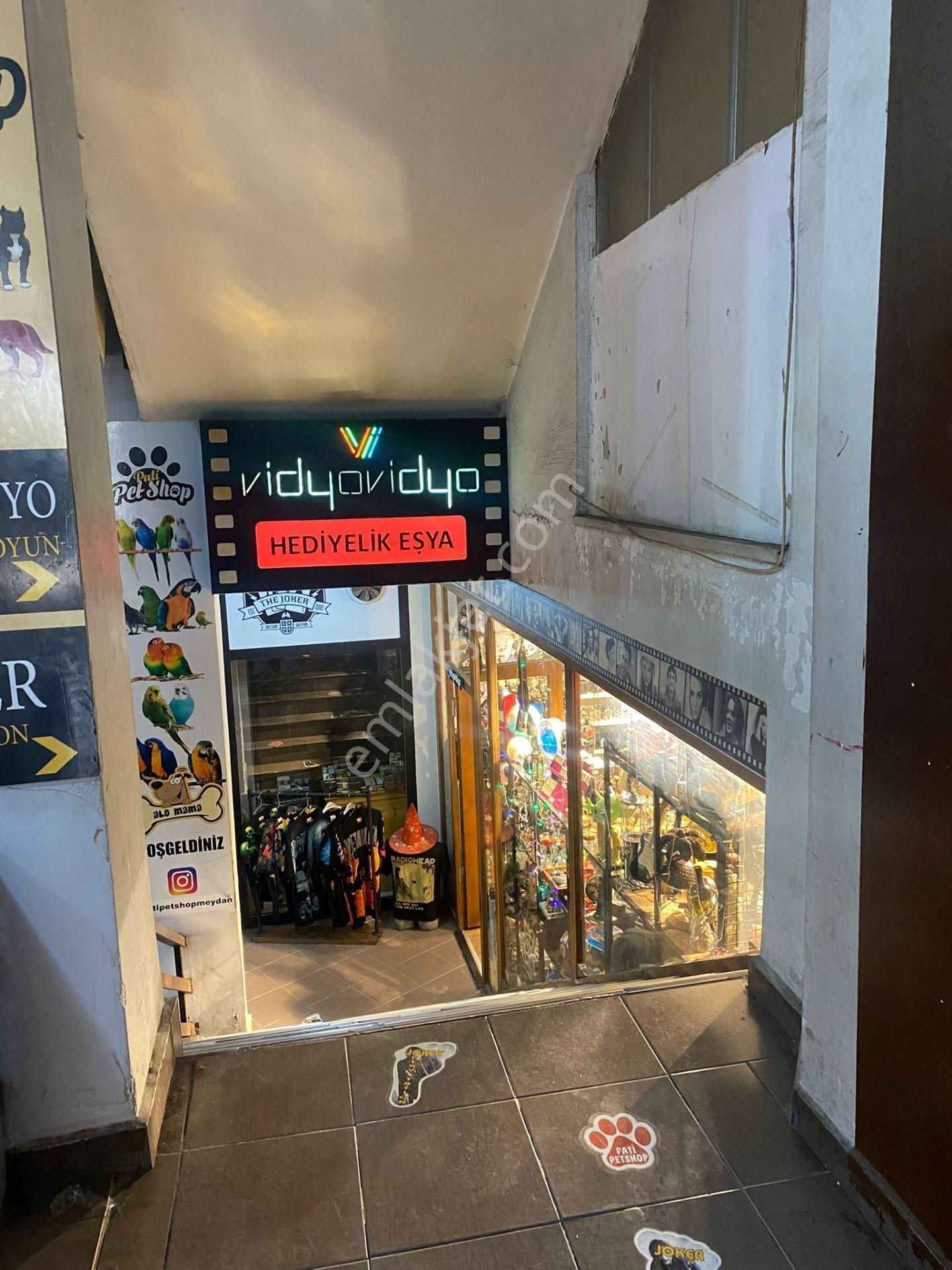 Trabzon Meydanda Devren Kiralik Hediyelik Eşya Dükkanı