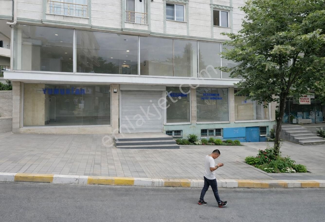 Merkezi Konumda,caddeye Sıfır, 180 M² Satılık Dükkân