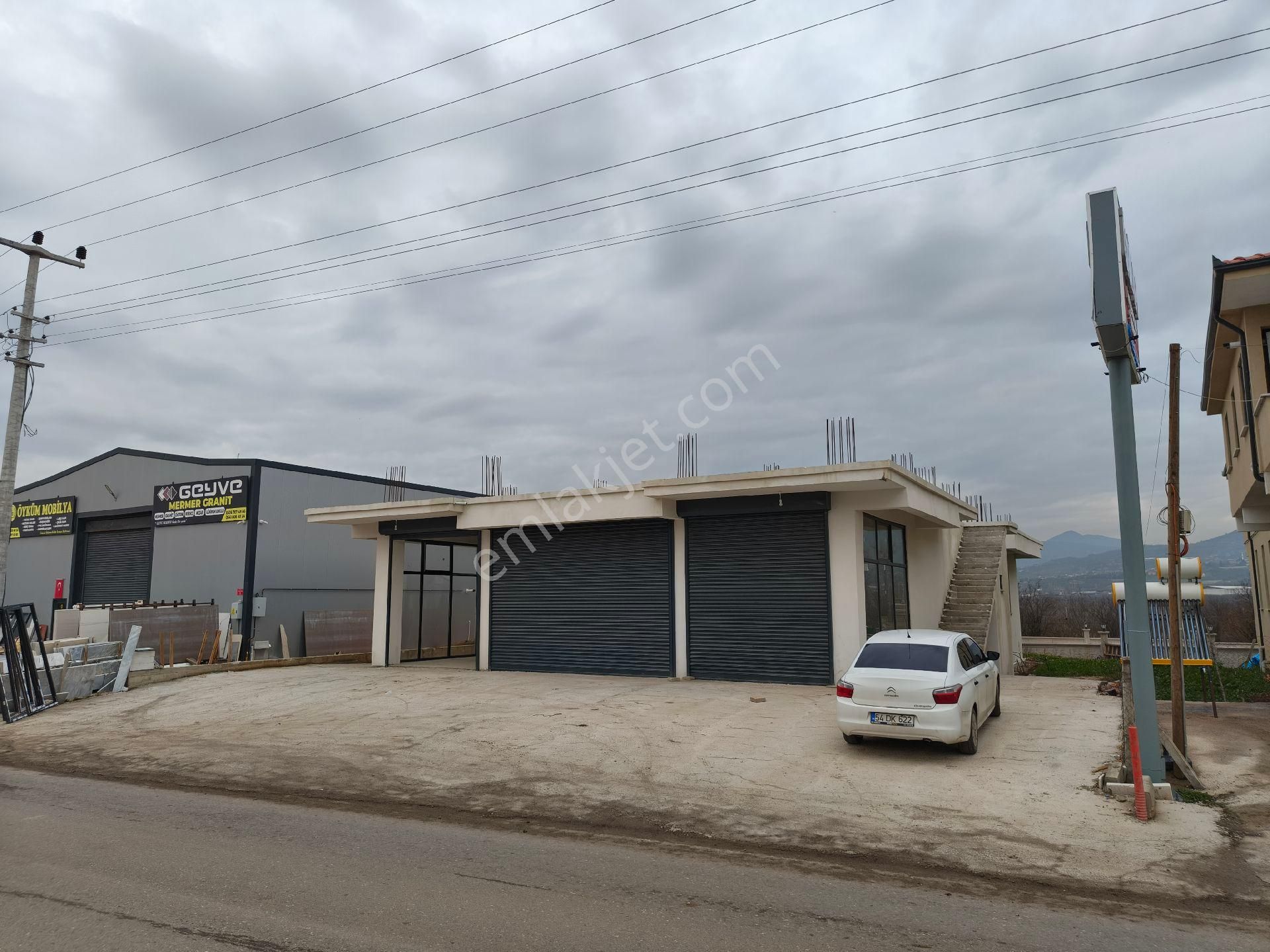 Geyve'de Geniş Müstakil Sıfır Kiralık İşyeri