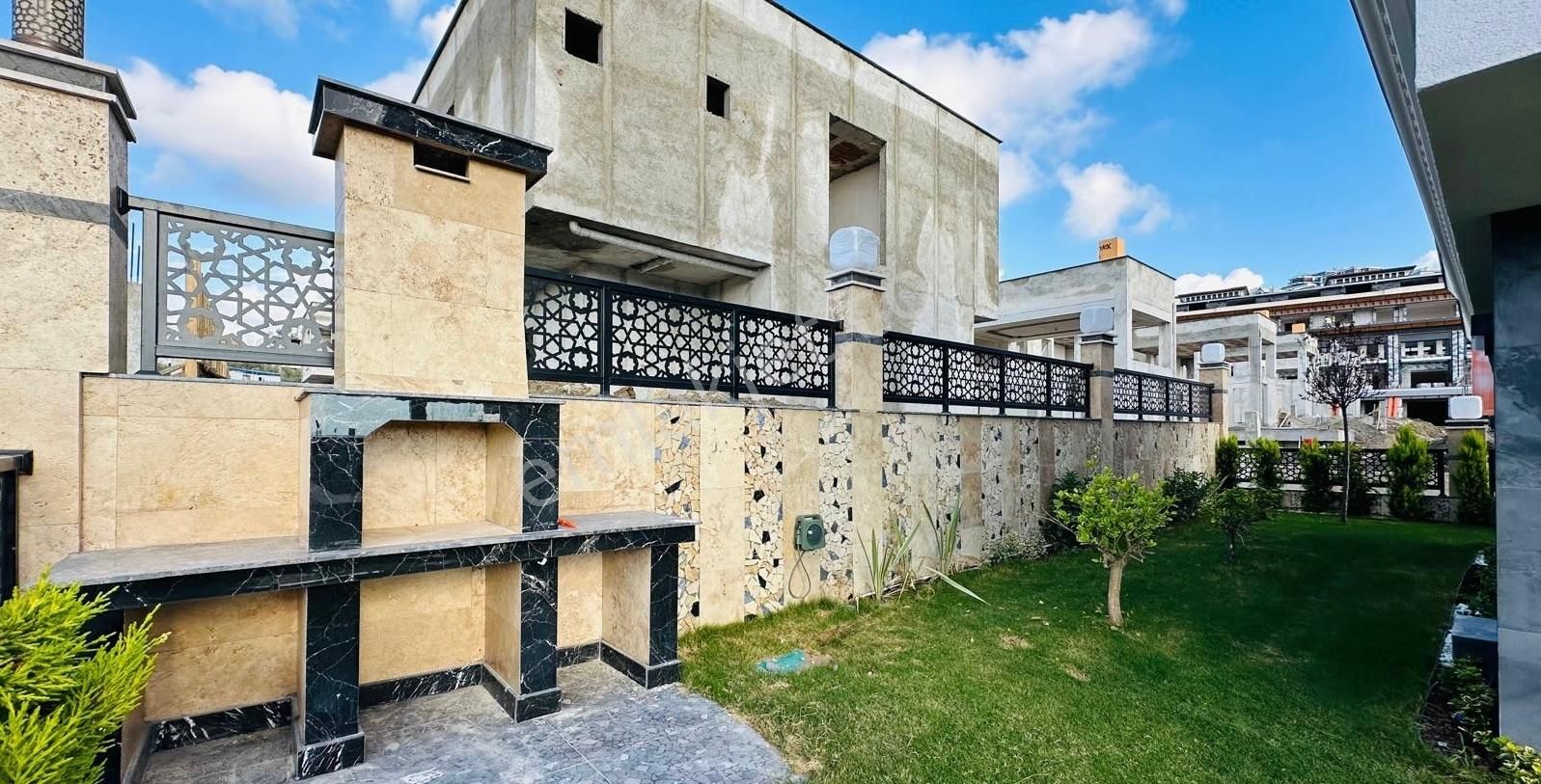 Kuşadası Merkezde Satılık 4+1 Özel Havuz Kap. Otopark Sıfır Yapı - Görsel 3