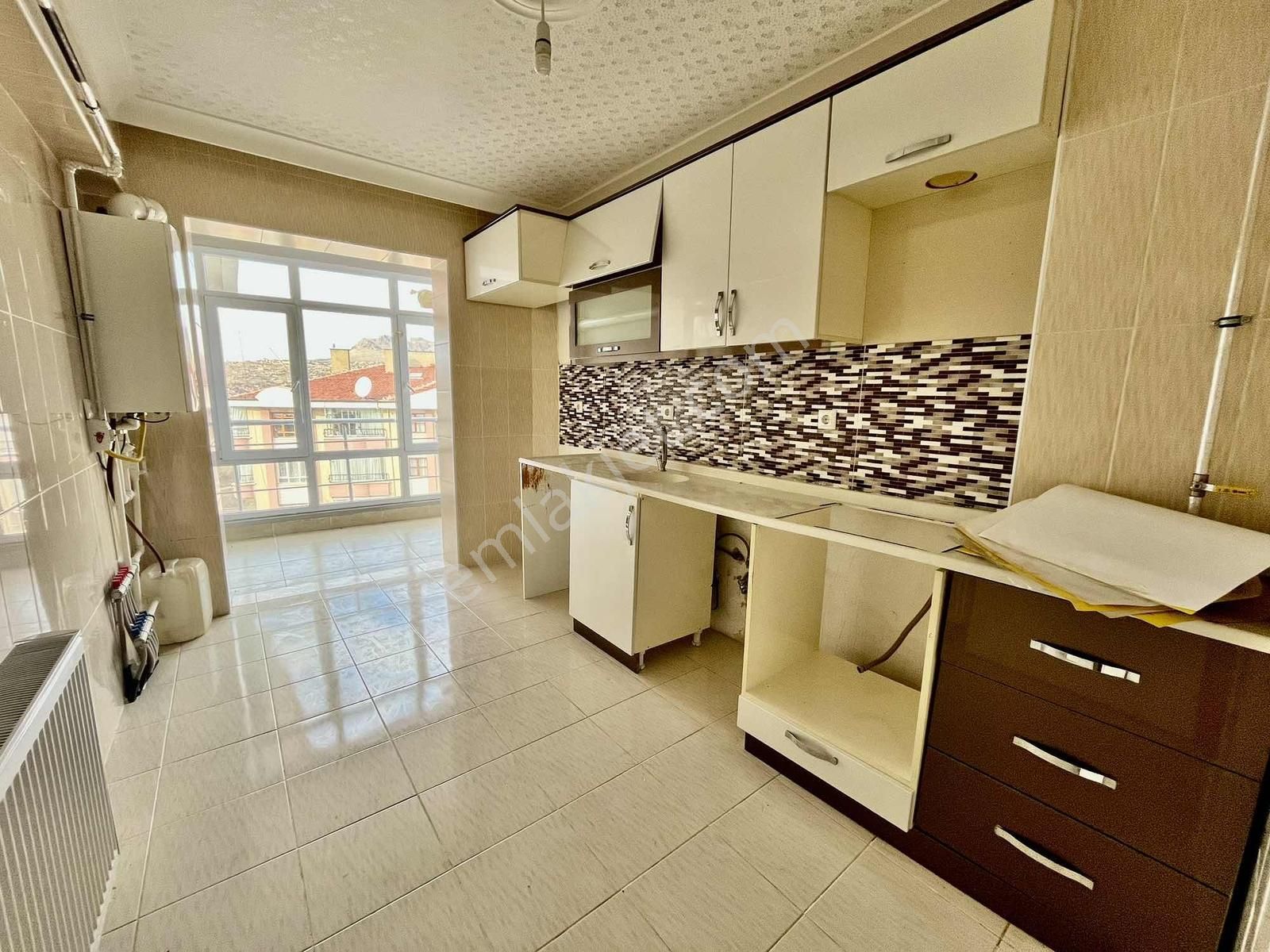 Avantaj'dan Yeşilbayır'da Cadde Üzeri Geniş 5+1 Kiralık Dublex