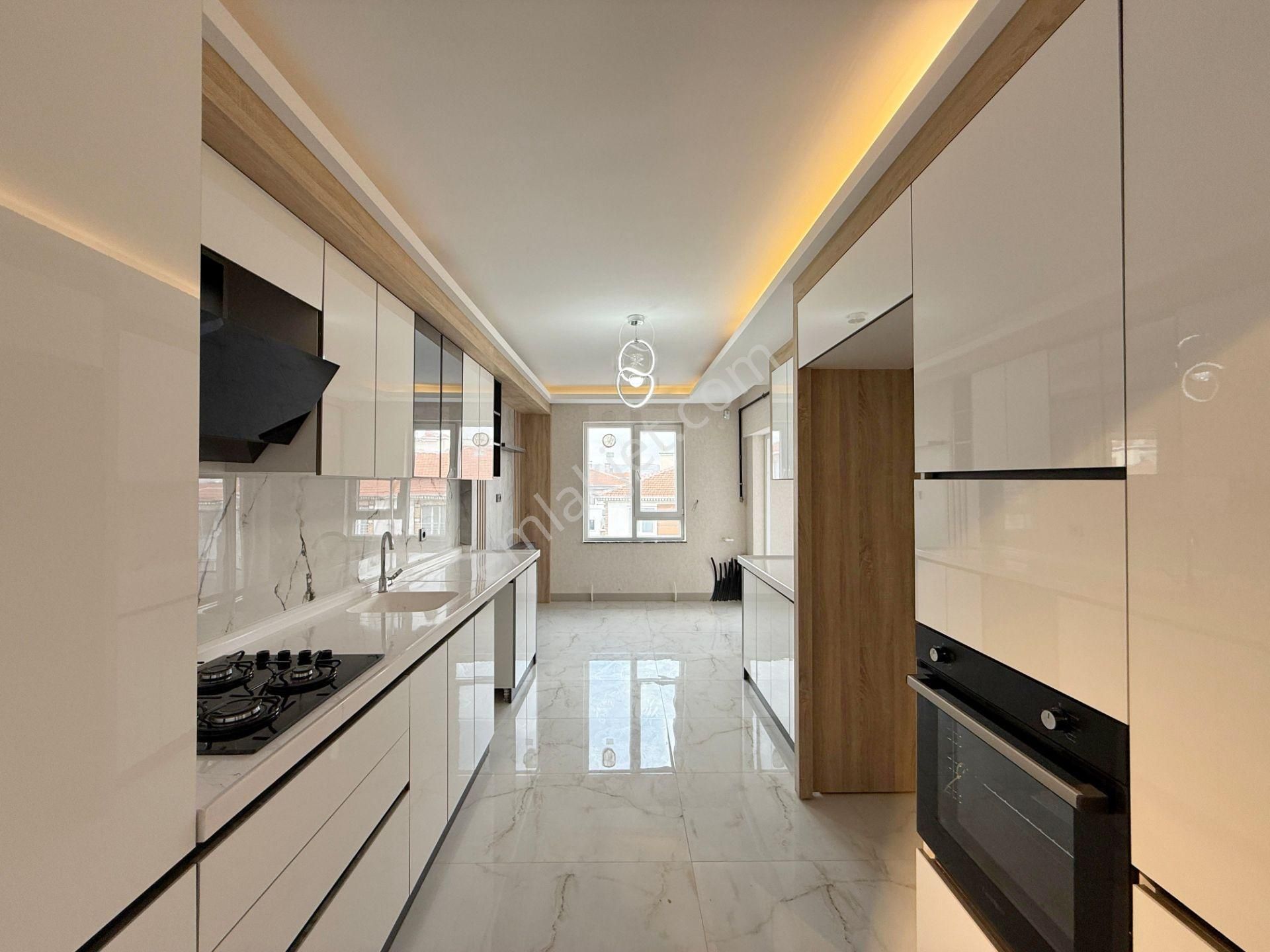 Öz'maşallah.dan Mükemmel Konum'da Güney Cephe Teras Balkonlu 3+1 - Görsel 5