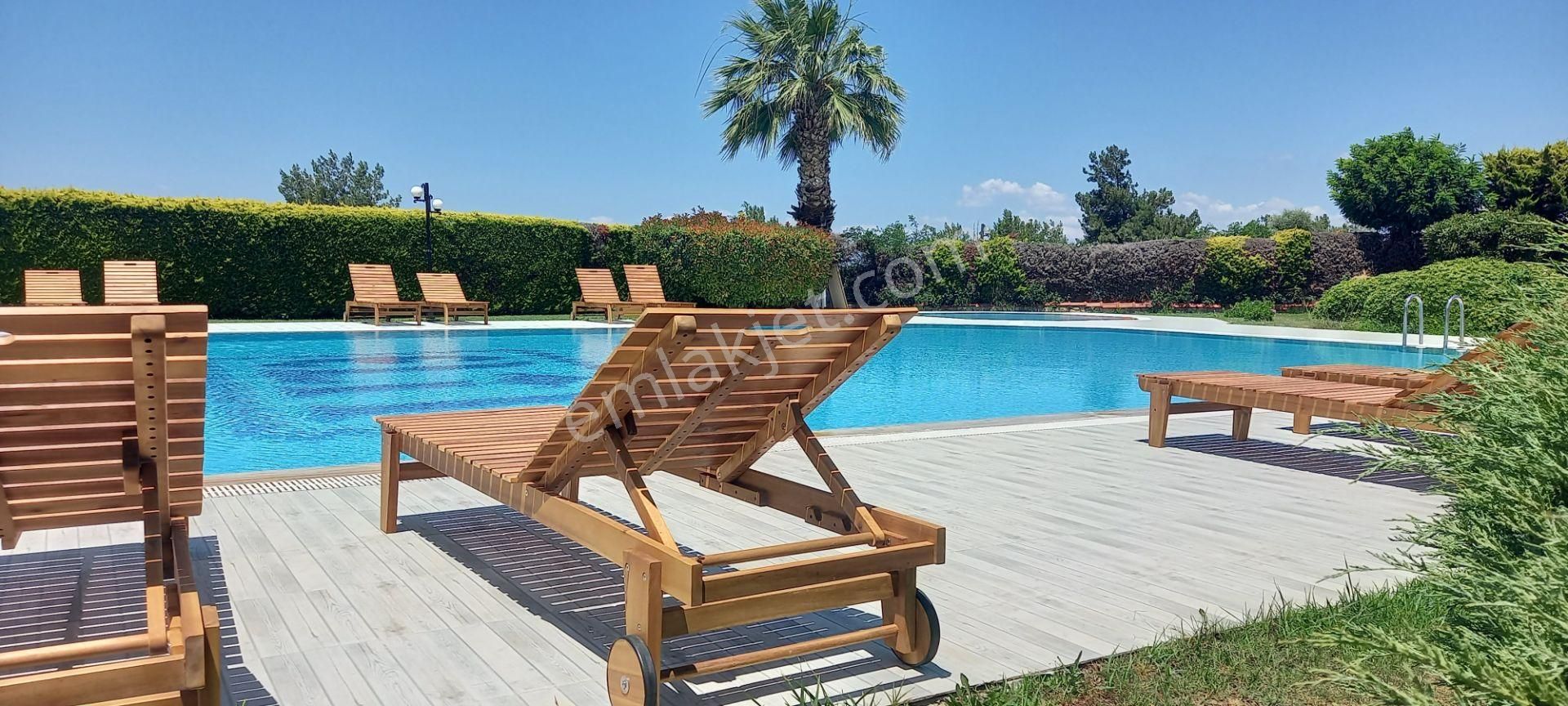 Kuşadası Karaova Mevki 4 Aylık Havuzlu Güvenlikli Sitede 1+1 Full Eşyalı Plaj 1 Km Kiralık Yazlık - Görsel 3