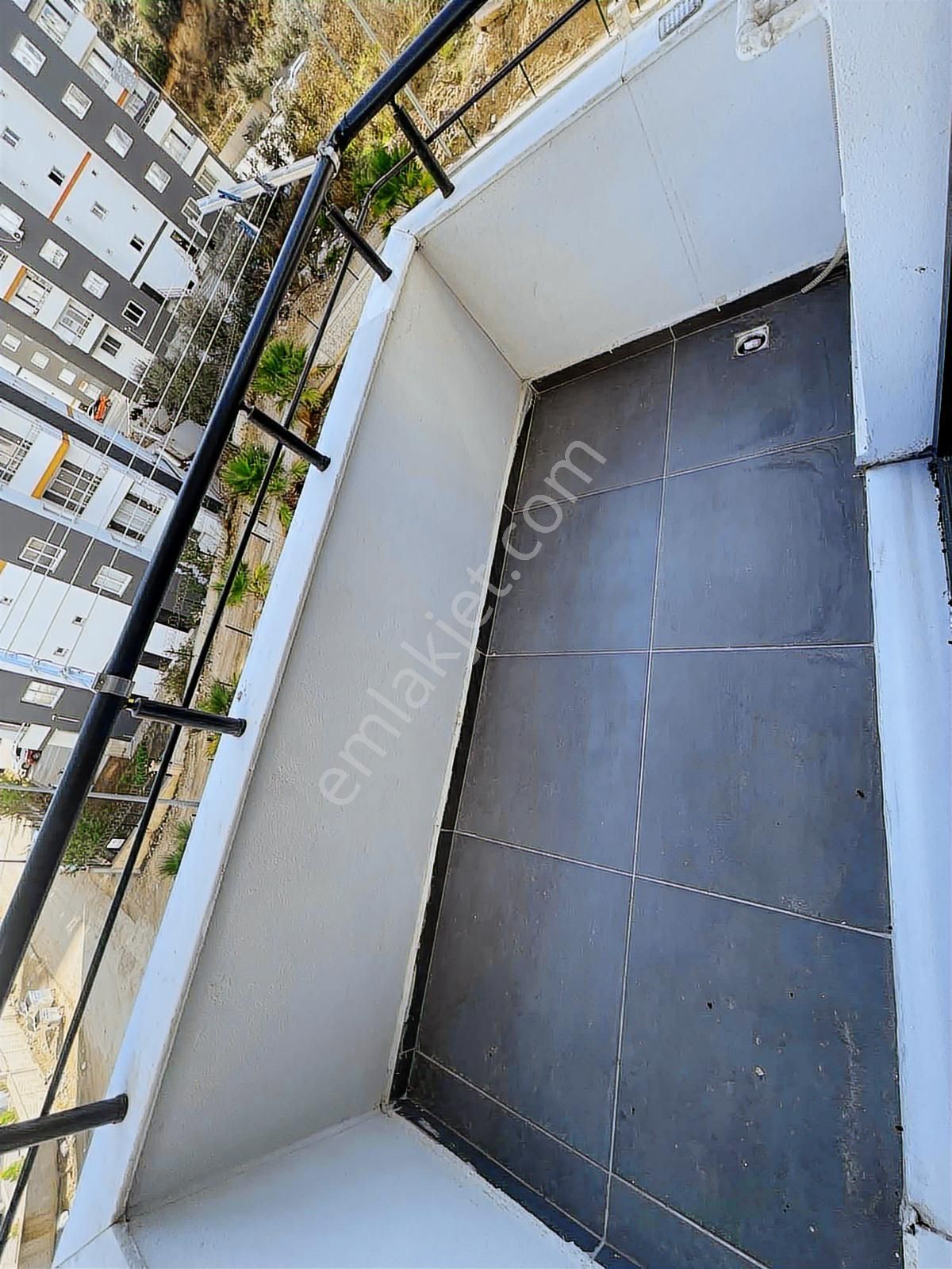 Gültepe'de Eksıksız Ve Yenı Esyalı Balkonlu Genıs 1+1 - Görsel 15