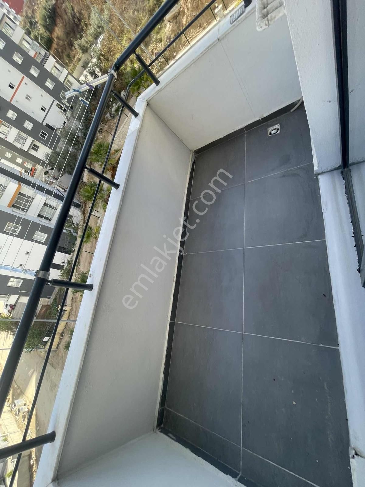 Gültepe'de Eksıksız Ve Yenı Esyalı Balkonlu Genıs 1+1 - Görsel 13