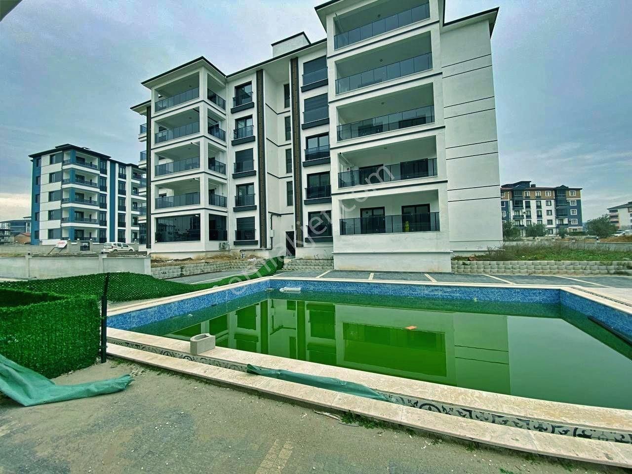 Uytundan Burhaniye Badem Alanında Havuzlu Sitede Arakat 2+1daire