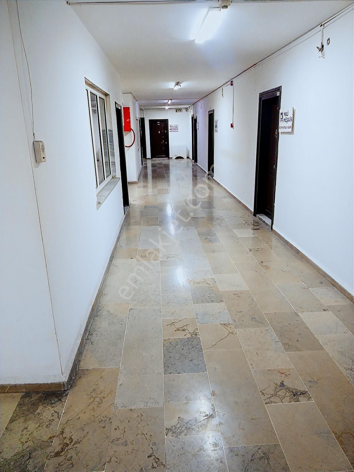 Küçük Çekmecede Satılık 28 M² Merkezi Konumda İşyeri / Ofis - Görsel 3