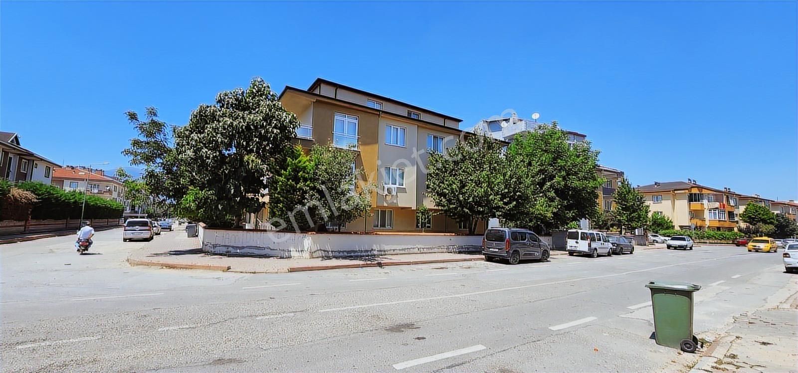 Kariyer'den Hamidiye Mah Köşe Bina 160 M² Ara Kat 3+1 Kiralık