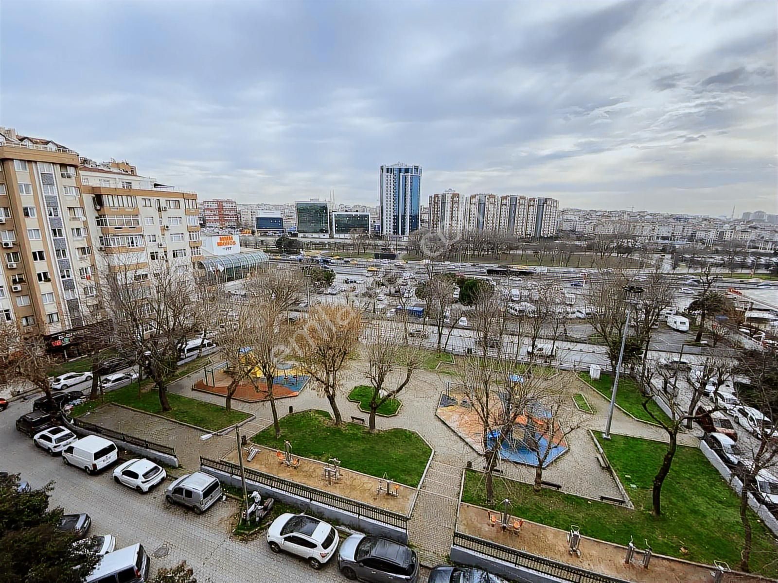 Merterin Kalbinde, Önü Açık E-5 Manzaralı 3+1