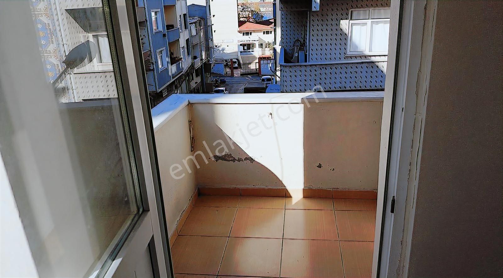 Karadeniz Mahllesinde Arakat 2+1 Satılık Daire - Görsel 3