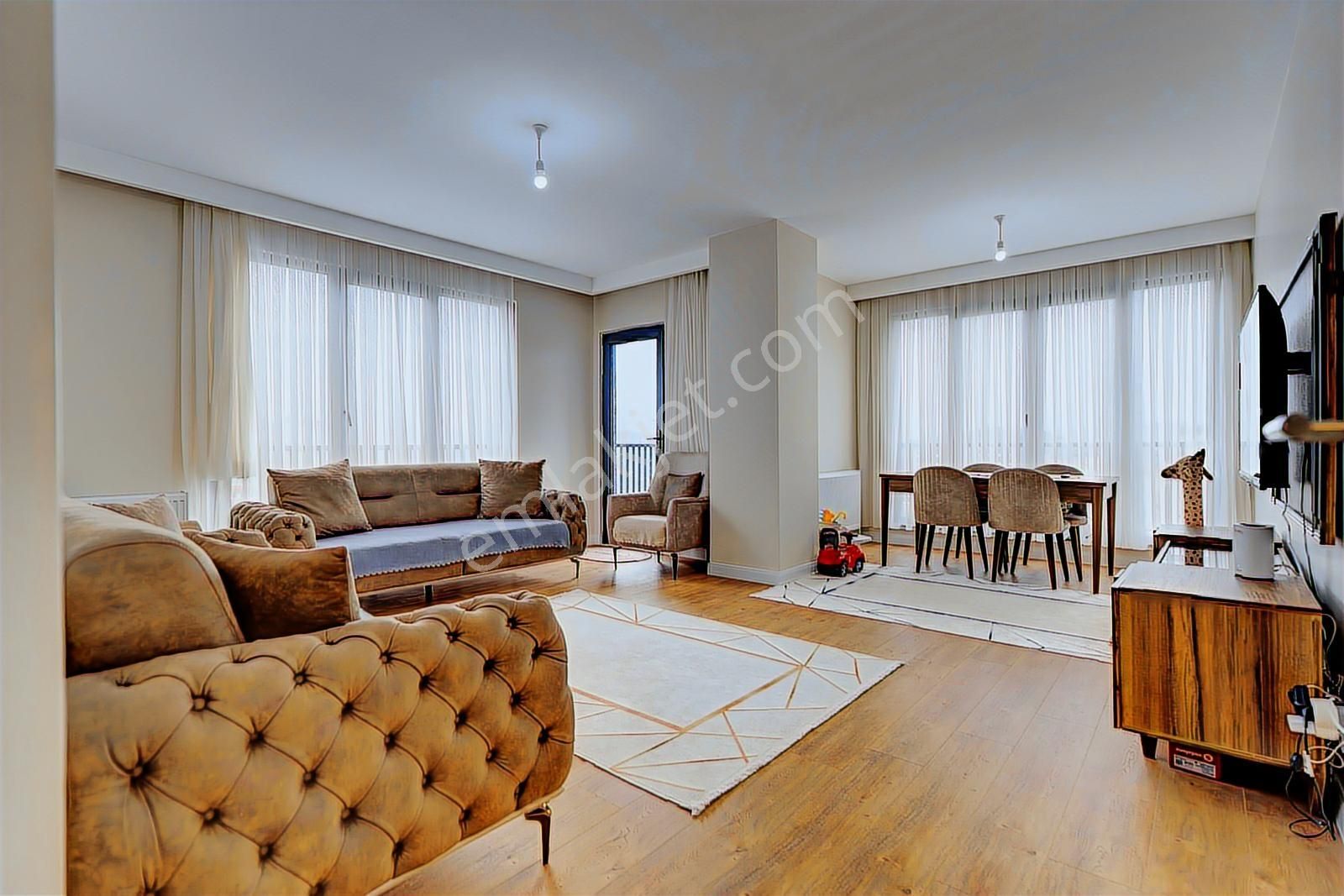 Remax Anı 'dan Çengelköy Envarev Sitesi 'nde Satılık 3+1 Daire