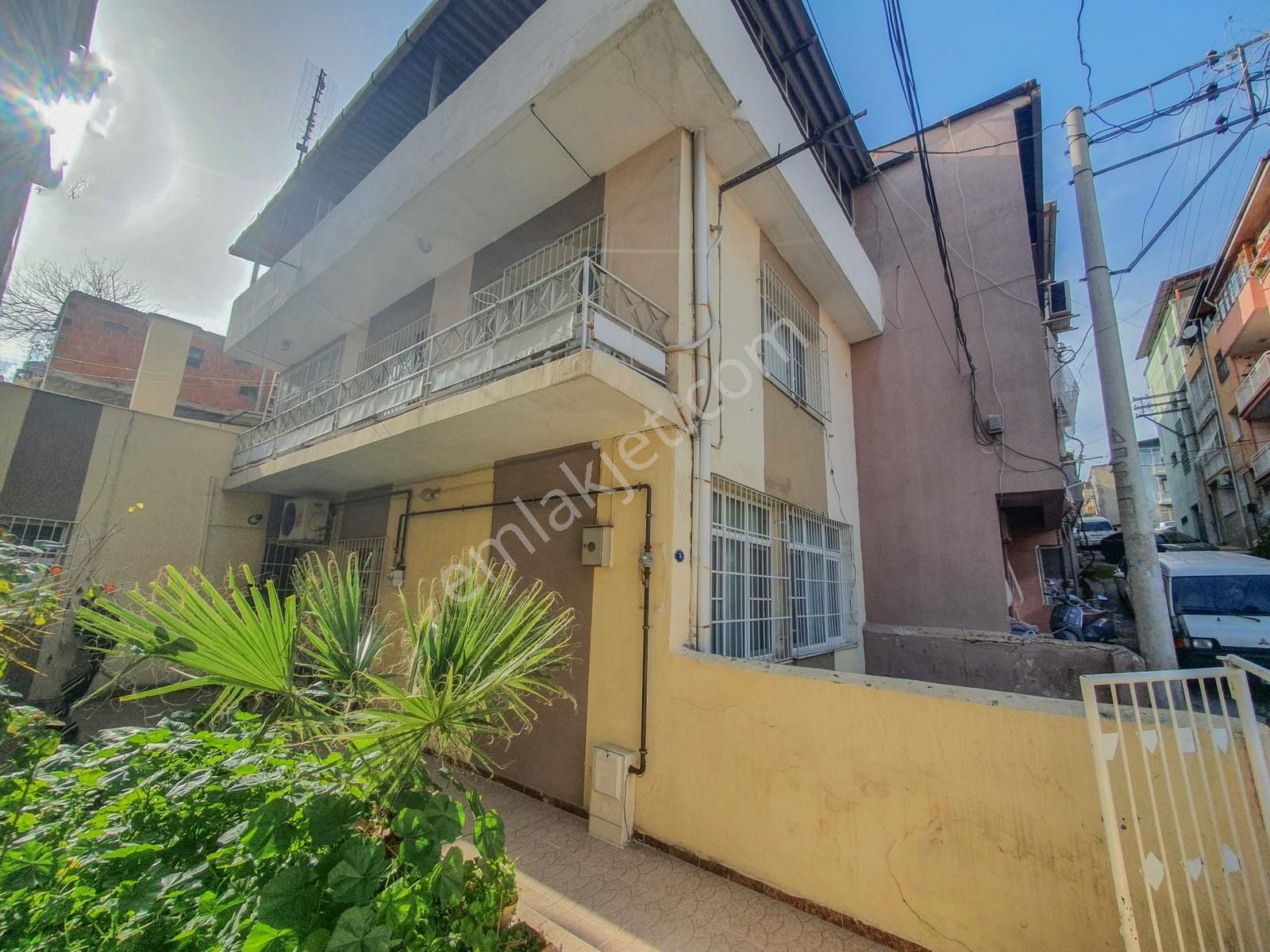 Karabağlar Selvilide Merkezi Konum Avlulu, Teraslı 4+1 Müstakil