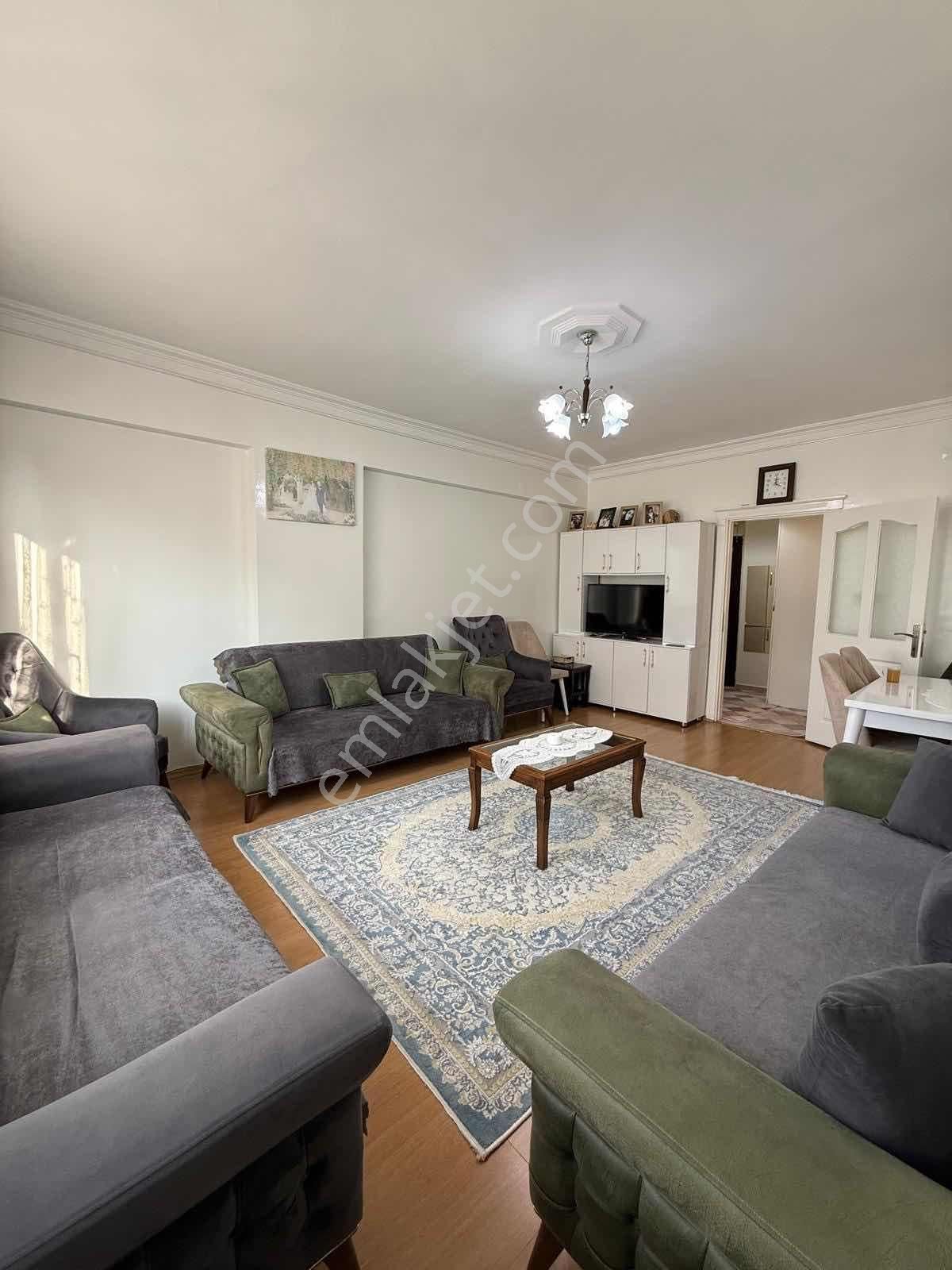 Uzaydan Yeditepede Satılık Geniş Bakımlı Daire