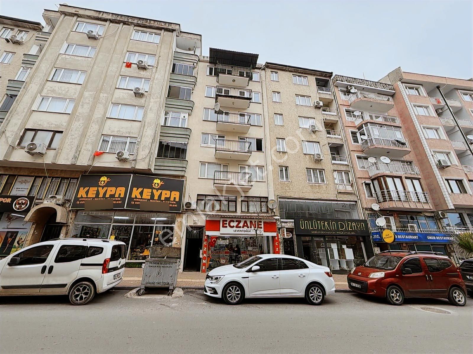 Yıldırım Mahalle'sinde Cadde Üzeri Arakat Satılık 3+1 Daire