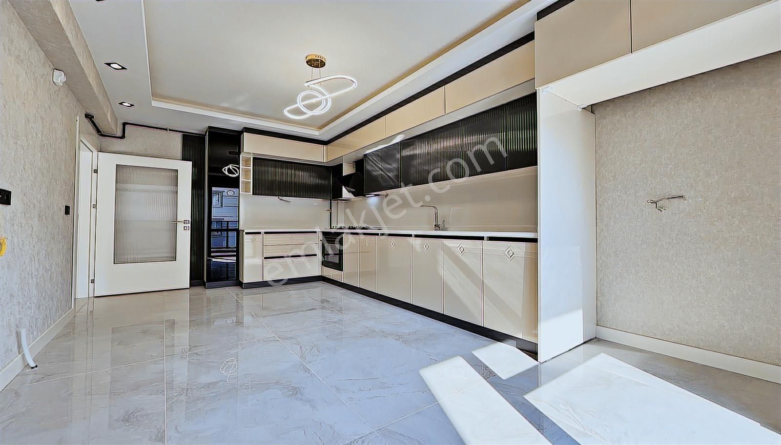 Keçiören'de Ana Caddeye 1 Sk. İlk Ve Orta Okul Yakını 3+1 Daire