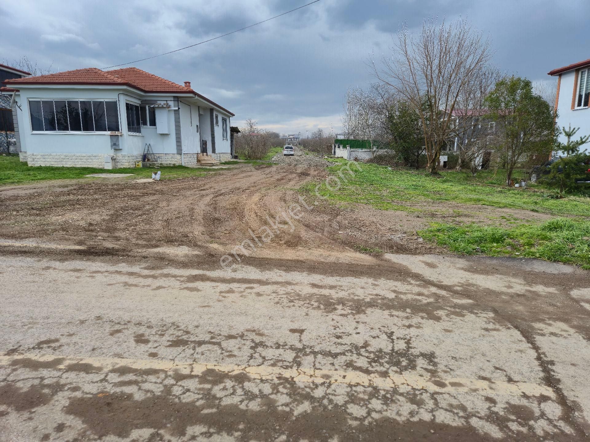 Realty World'dan Karapürçek Ahmetler'de 490m2 %35 3 Kat İmarlı Düz Arsa