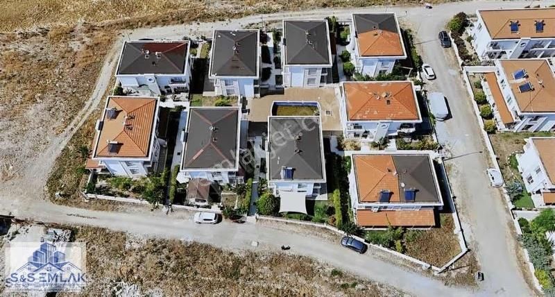 S&s Emlakdan Küçükköyde Havuzlusite İçerisinde Satılık 3+1 Villa