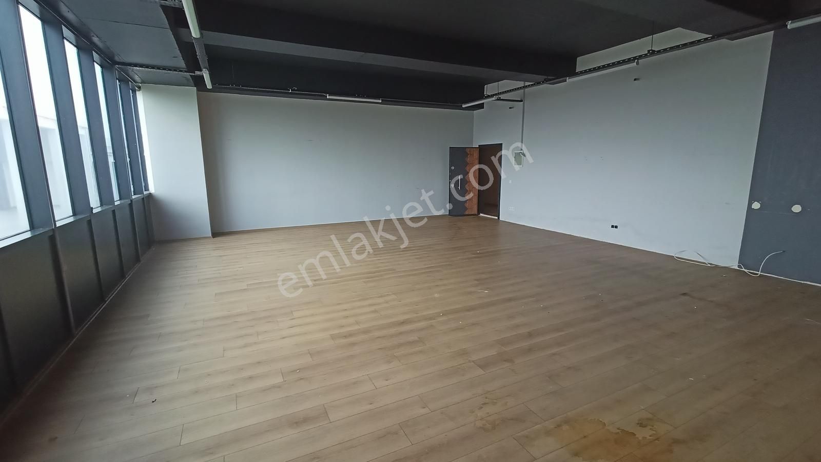 İstim Sanayi Sitesinde Kiralık Balkonlu Tek Ofis