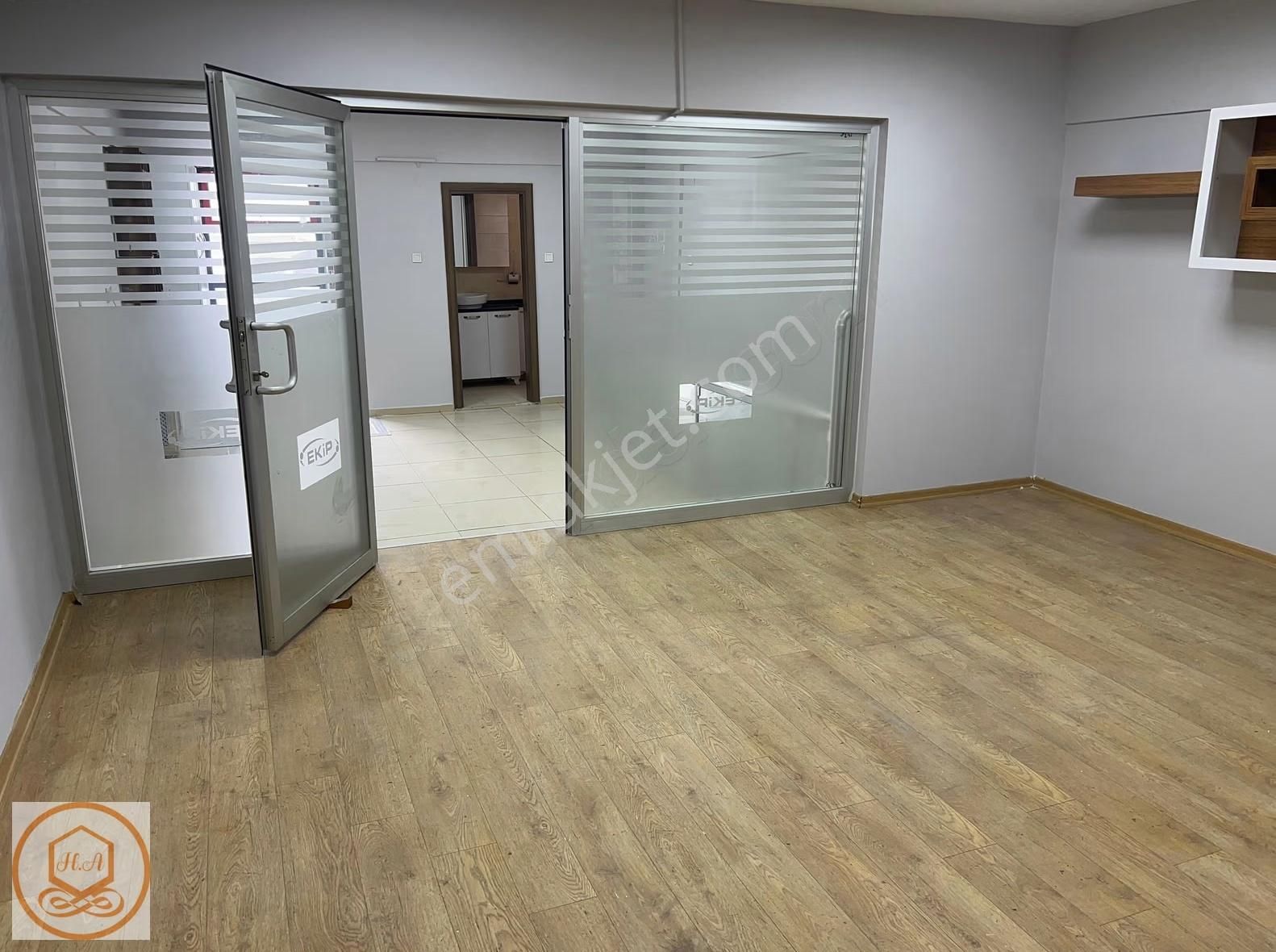 Tektilkent Ticaret Merkezinde 120m2 Tadilatlı Yapılı Kiralık - Görsel 9